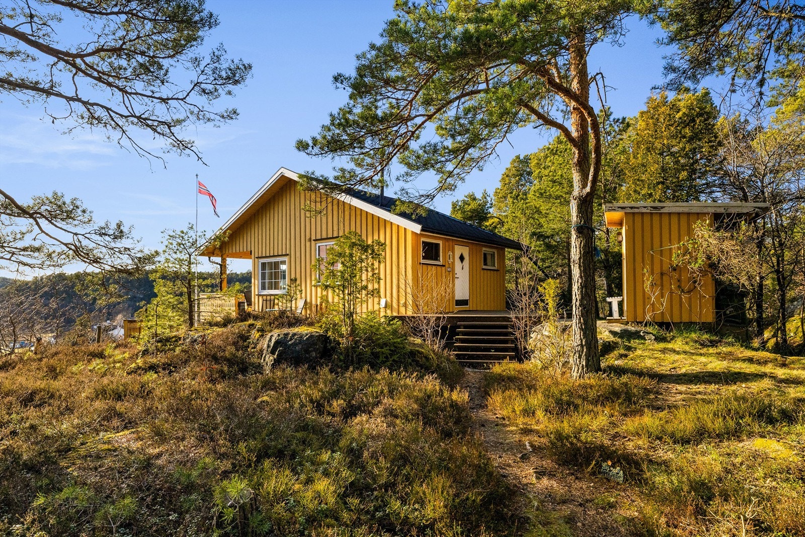 Hytta er på 57 kvadratmeter, og inneholder stue, to soverom, bad, toalettrom, kjøkken og hems. I tillegg er det et lite uthus som sees til høyre i bildet. Galleribilde