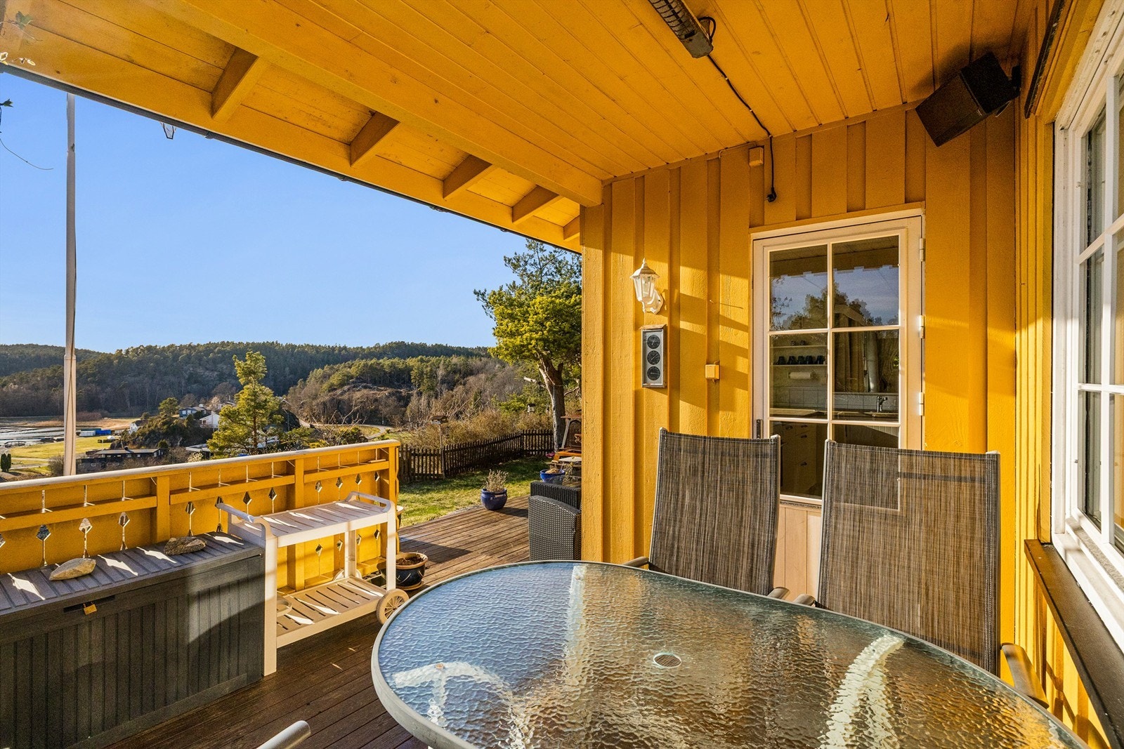 Spiseplassen rett utenfor kjøkkenet blir flittig brukt. Galleribilde