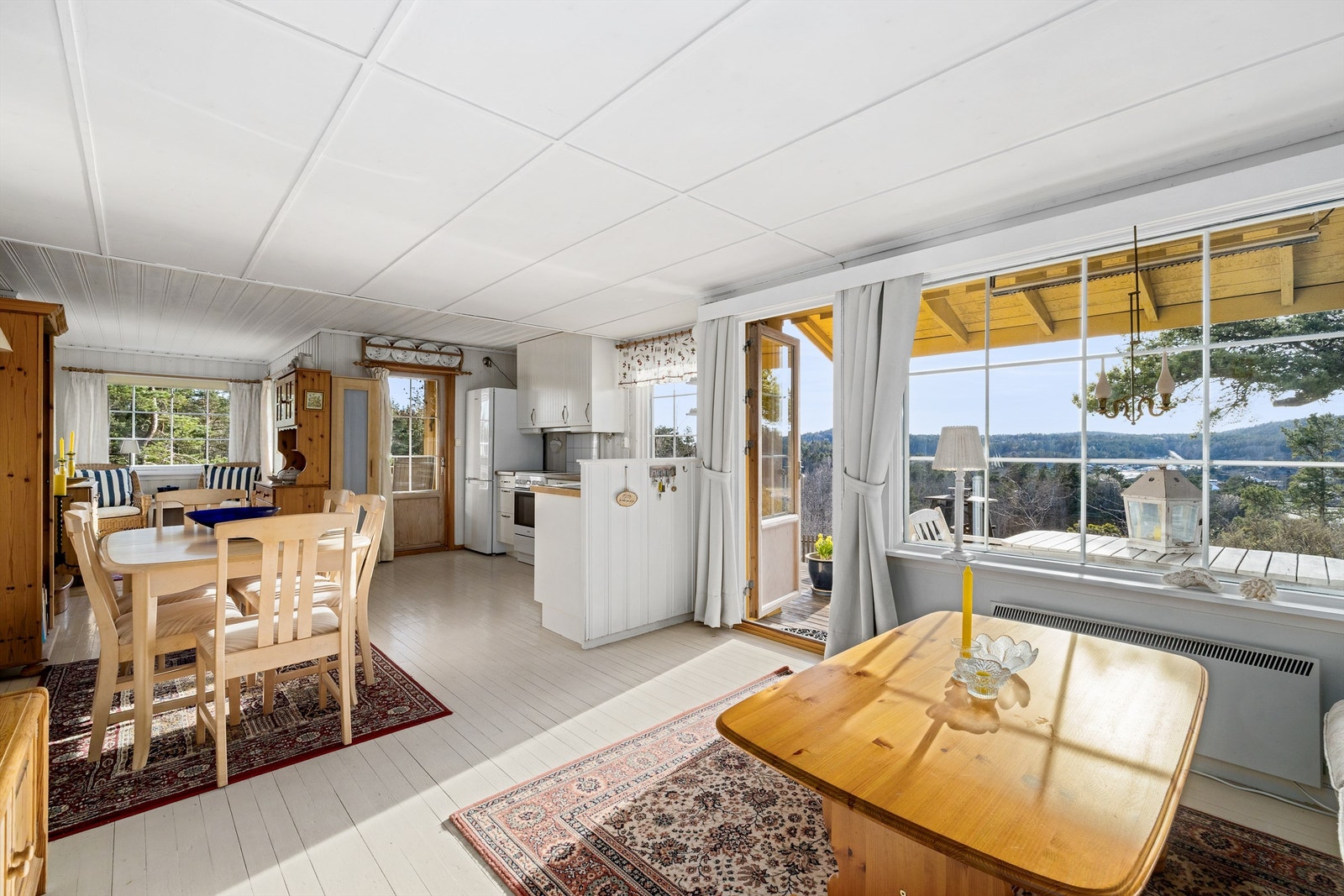 ET VIRKELIG ALLROM: Et stort oppholdsrom med kjøkken, stue, sofakrok og peis. Galleribilde