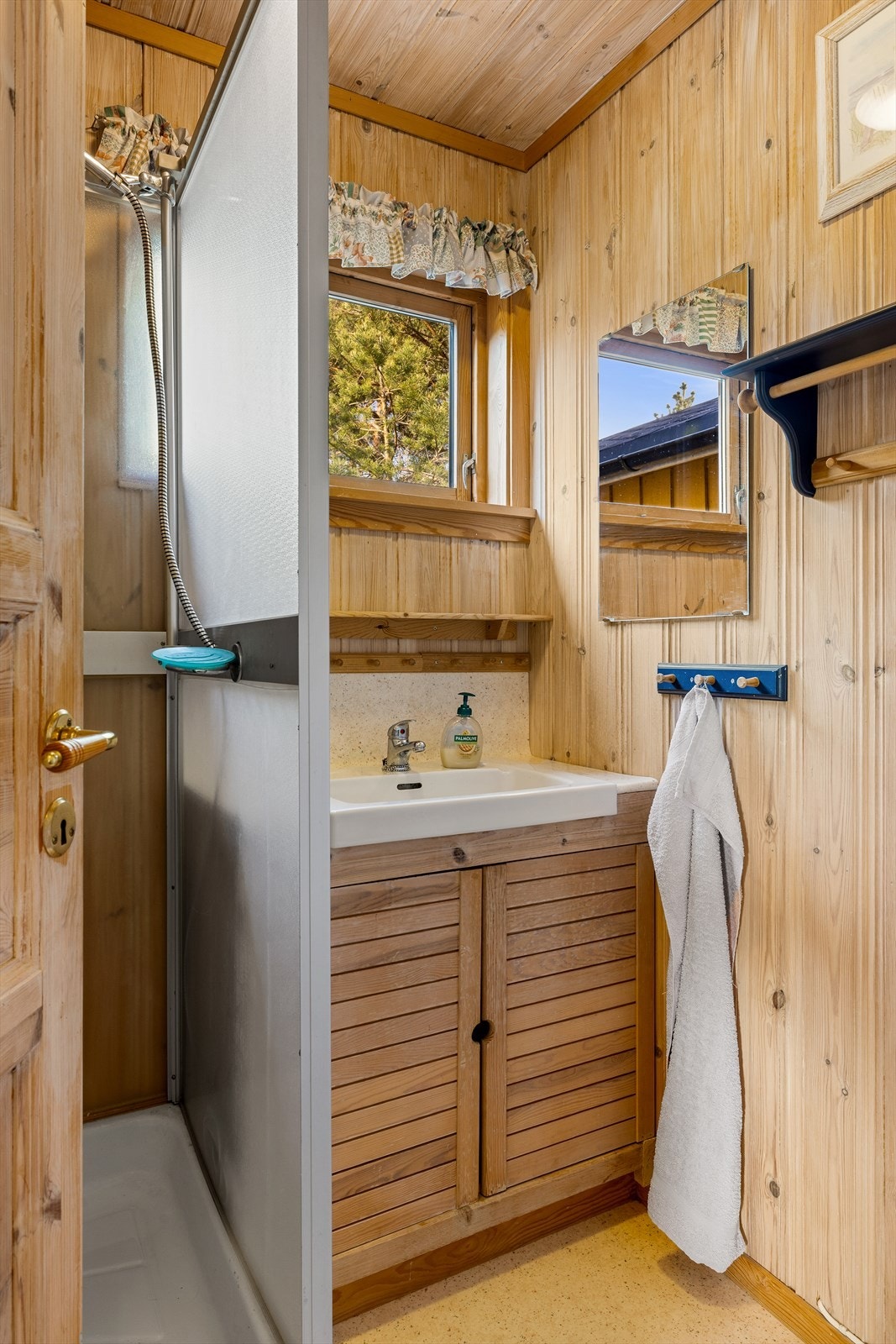 Enkelt bad. Det er ikke søkt om å legge inn vann i hytta. Det er ikke koblet til offentlig avløp, noe som må gjøres for å få lovlig innlagt vann. Det er offentlig sommervann til vegg. Galleribilde