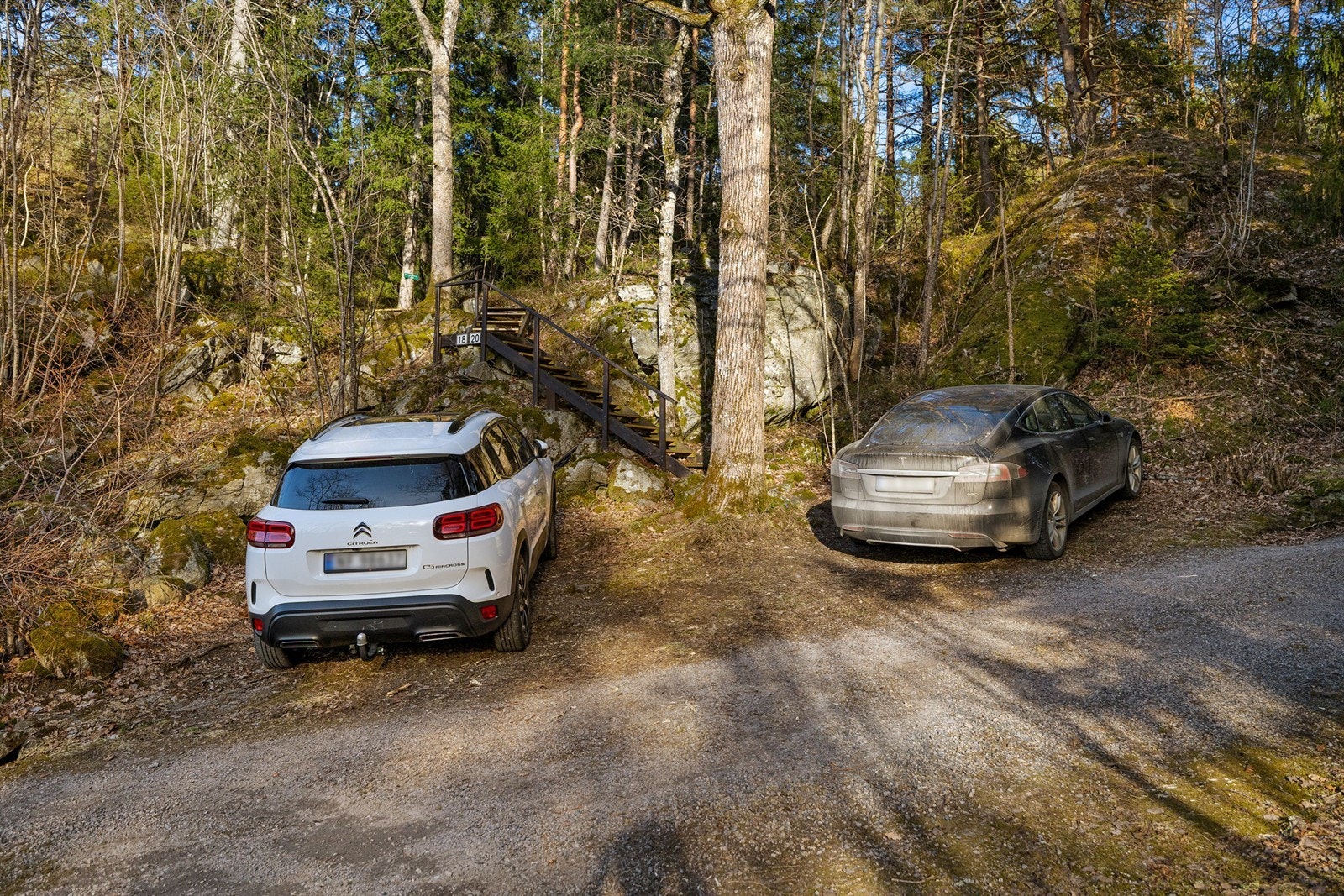 Parkering med adkomststi, ca. 100 meter opp til hytta. Selger leier en ekstra plass i tillegg til den tinglyste plassen. Galleribilde