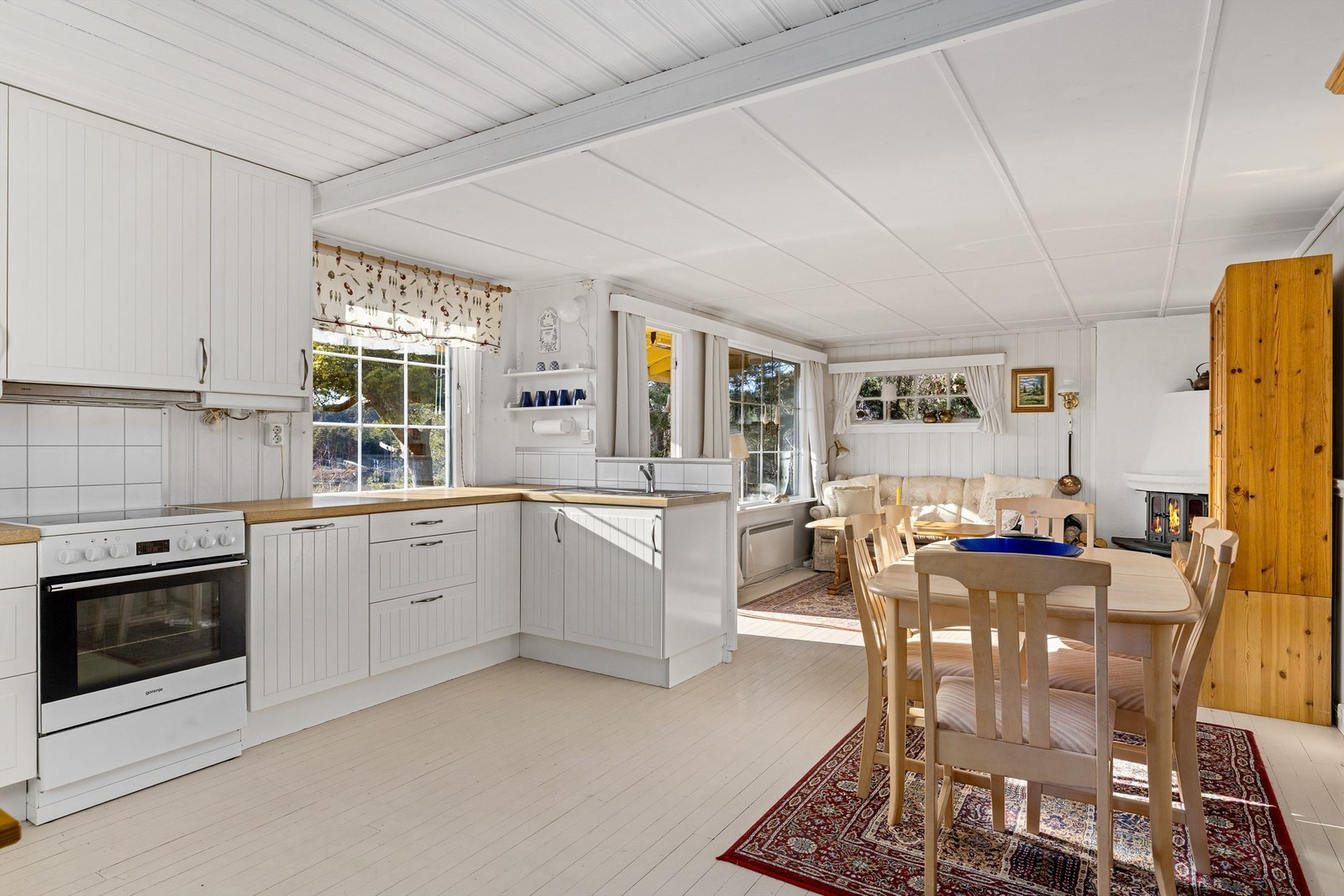 Stilen i hytta er tradisjonell. Plassen er utnyttet for at den skal bli så funksjonell som mulig og gi plass også til gjester. Galleribilde