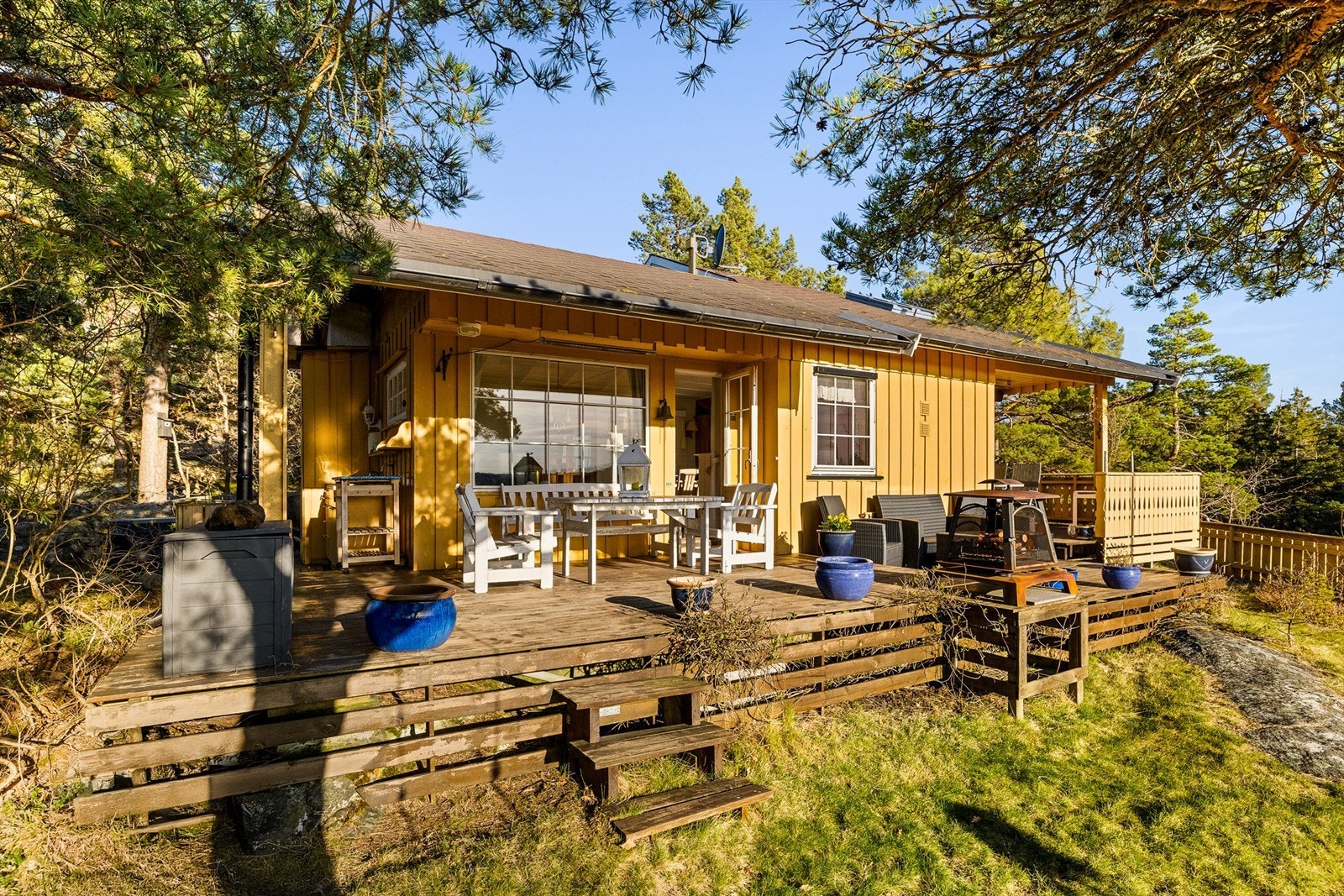 PÅ TERRASSEN: På hele hyttas vestside løper en stor og til dels overbygget terrasse. Takoverbygg gjør det lettvint å ha møbler stående ute og bidrar til lune uteplasser. Galleribilde
