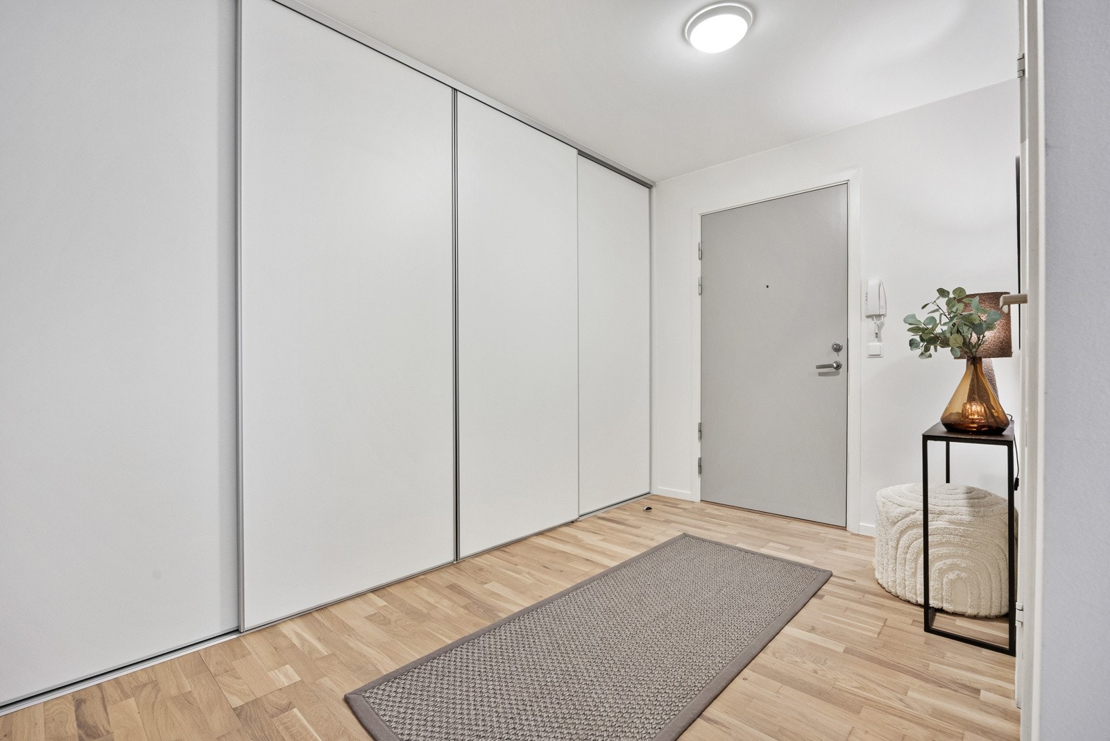 Godt med garerobeplass i gang Galleribilde