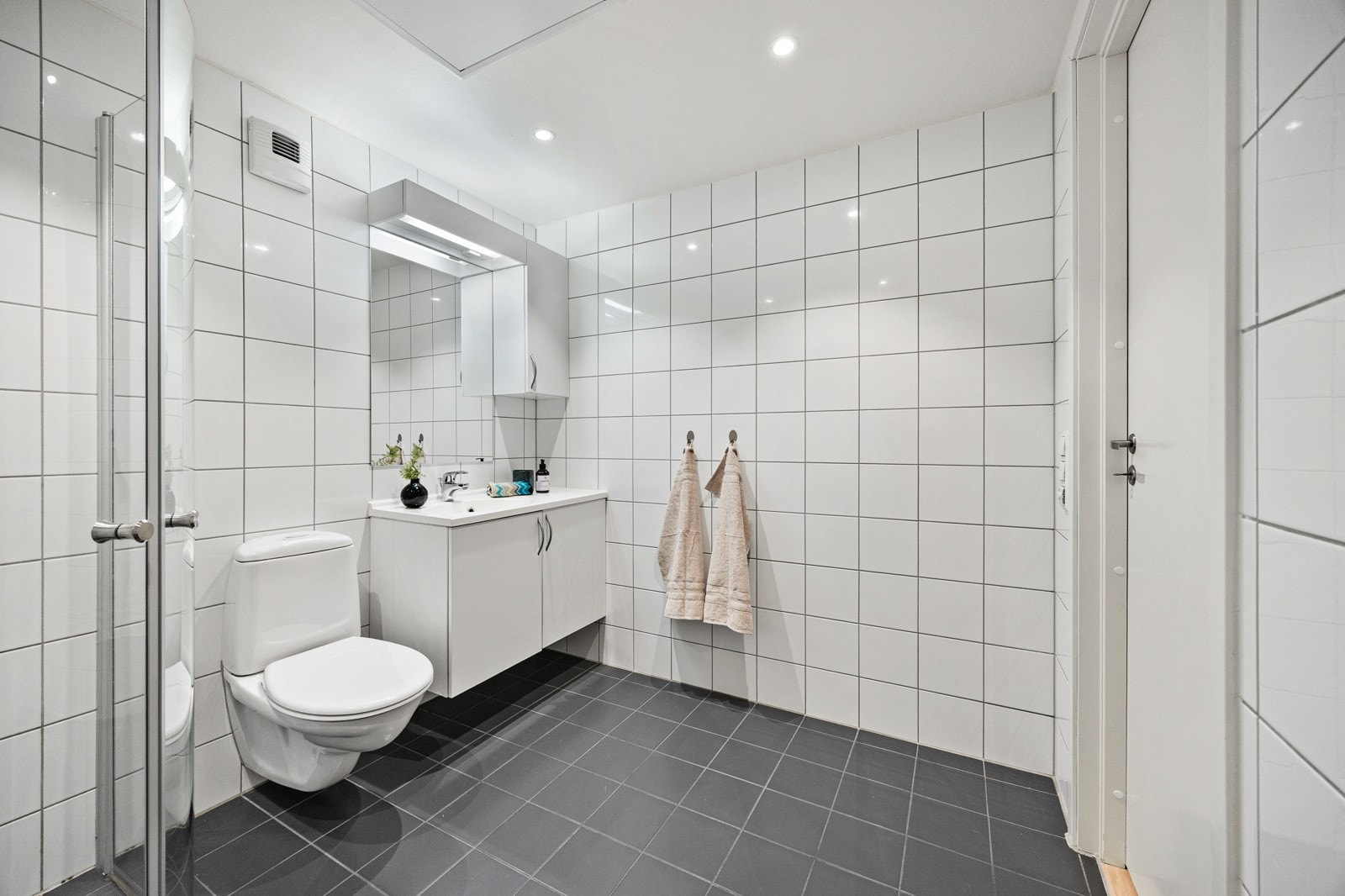 Romslig bad med plass til vaskemaskin Galleribilde