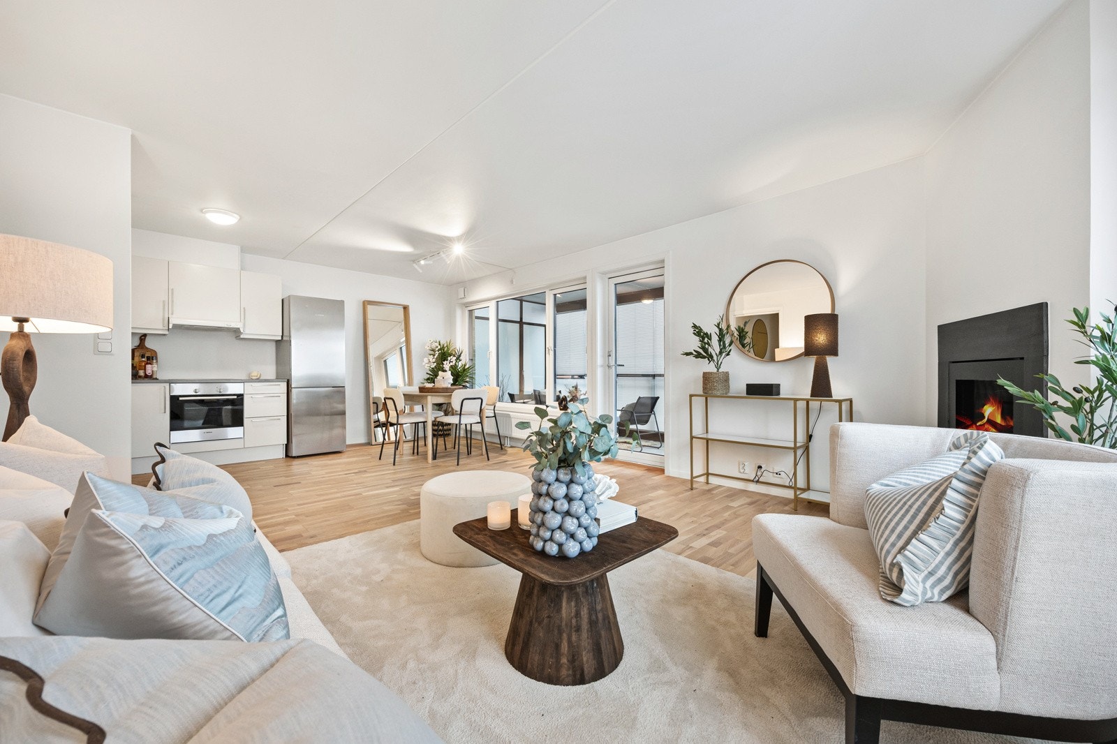 Stor åpen stue med kjøkken Galleribilde