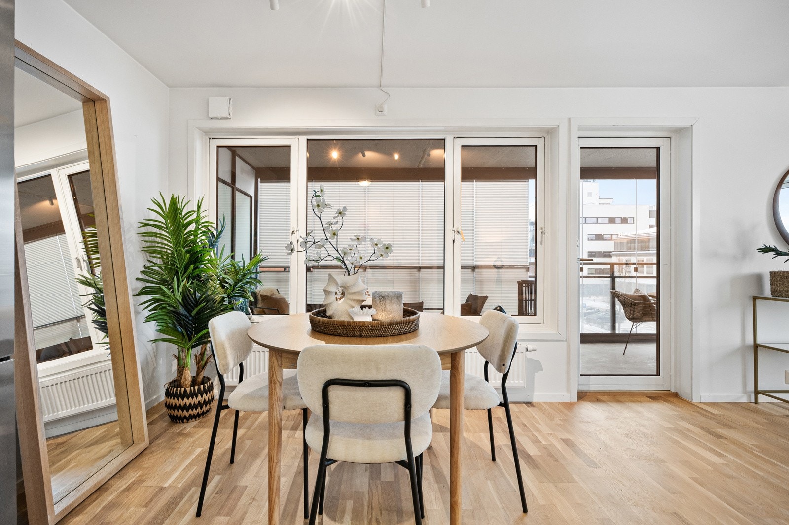 Utgang til innglasset terrasse Galleribilde