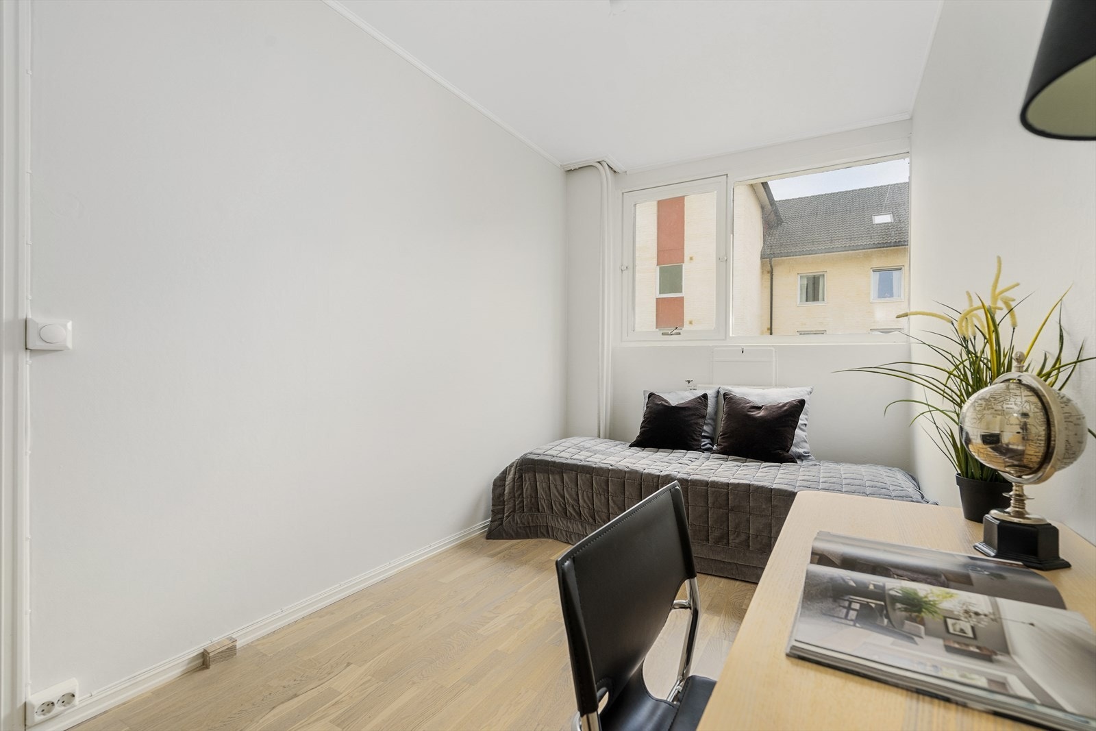 Leilighetens soverom er malt i lyse farger i likhet med resten av leiligheten. Galleribilde