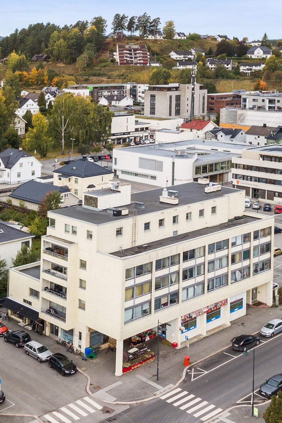 Fra eiendommen er det kort gangavstand til barnehager, skoler, Kuben kjøpesenter, forretninger og byens sentrum som kan by på det meste av fasiliteter, kultur og uteliv. Galleribilde