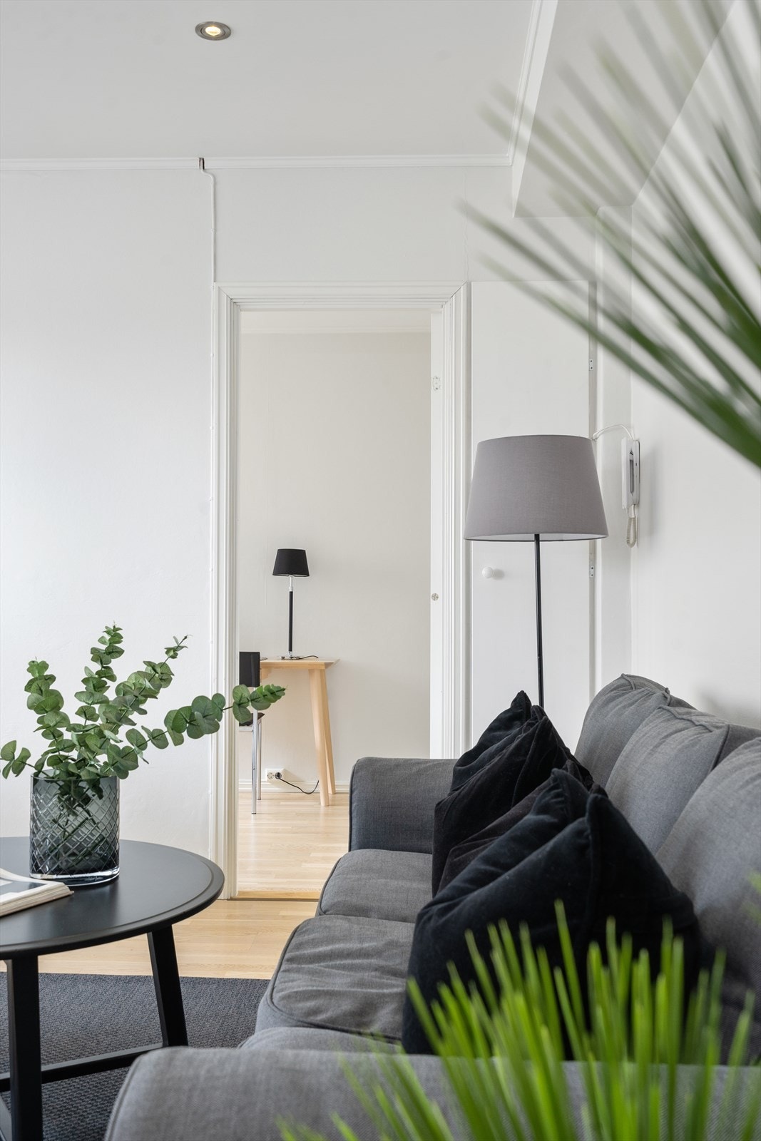 Detalj fra stuen med sofagruppe og innsyn mot soverommet. Galleribilde