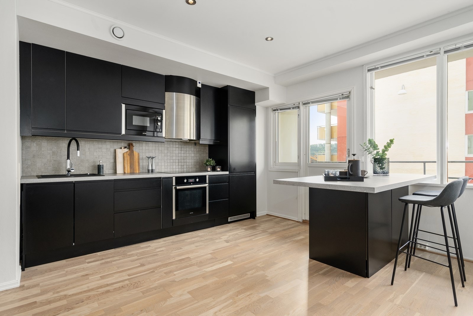 Kjøkkenet har moderne innredning med svarte slette fronter og laminat benkeplate, samt god arbeidsplass. Galleribilde