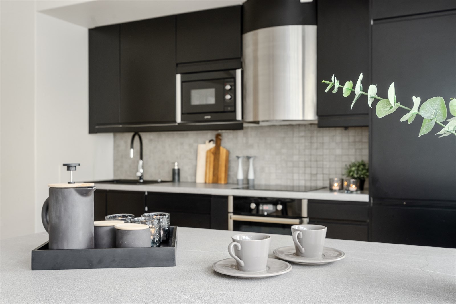 Kjøkkenet er godt utnyttet og har en praktisk kjøkkenøy. Galleribilde