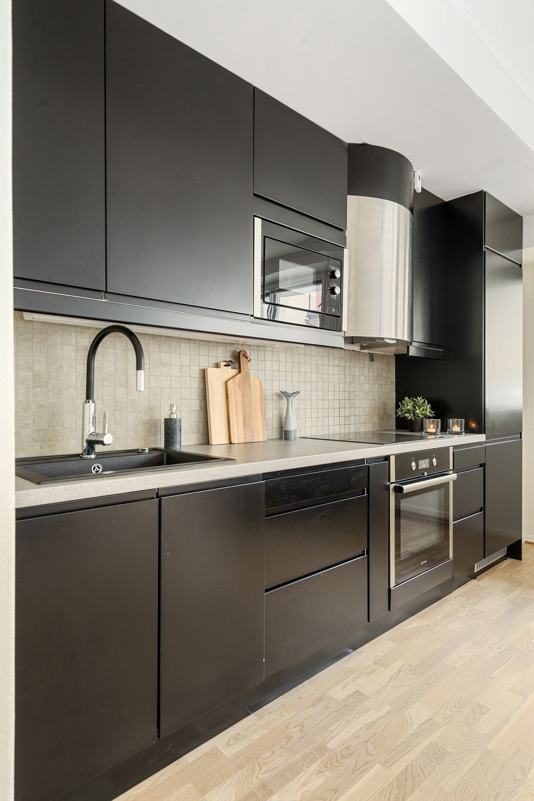 Over benken er det lagt fliser, og kjøkkenet har ventilator med avtrekk koblet til byggets avtrekksanlegg. Galleribilde