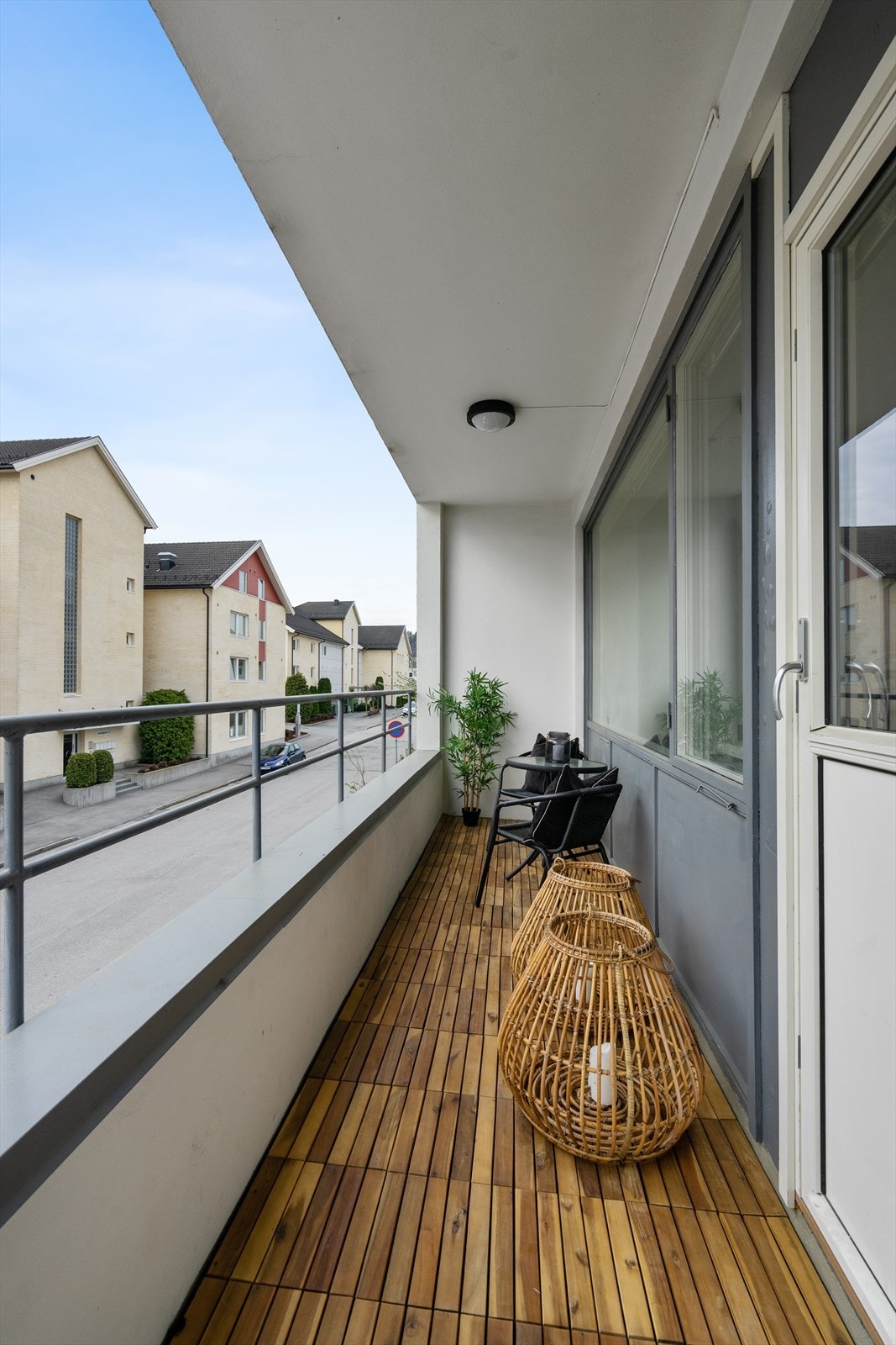 Balkongen har støpt dekke med sluk i gulv og trelemmer. Galleribilde