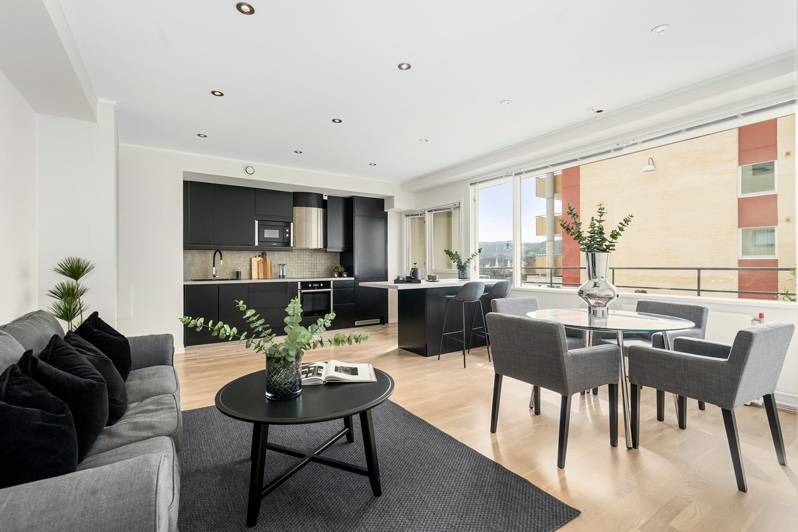 Leiligheten byr på med store vindusflater, god takhøyde og moderne overflater. Galleribilde