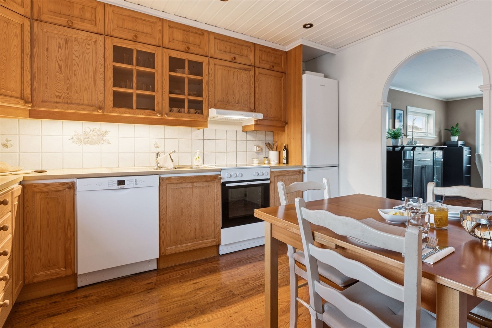 Innredningen har både over- og underskap med belysning under overskapene. Galleribilde