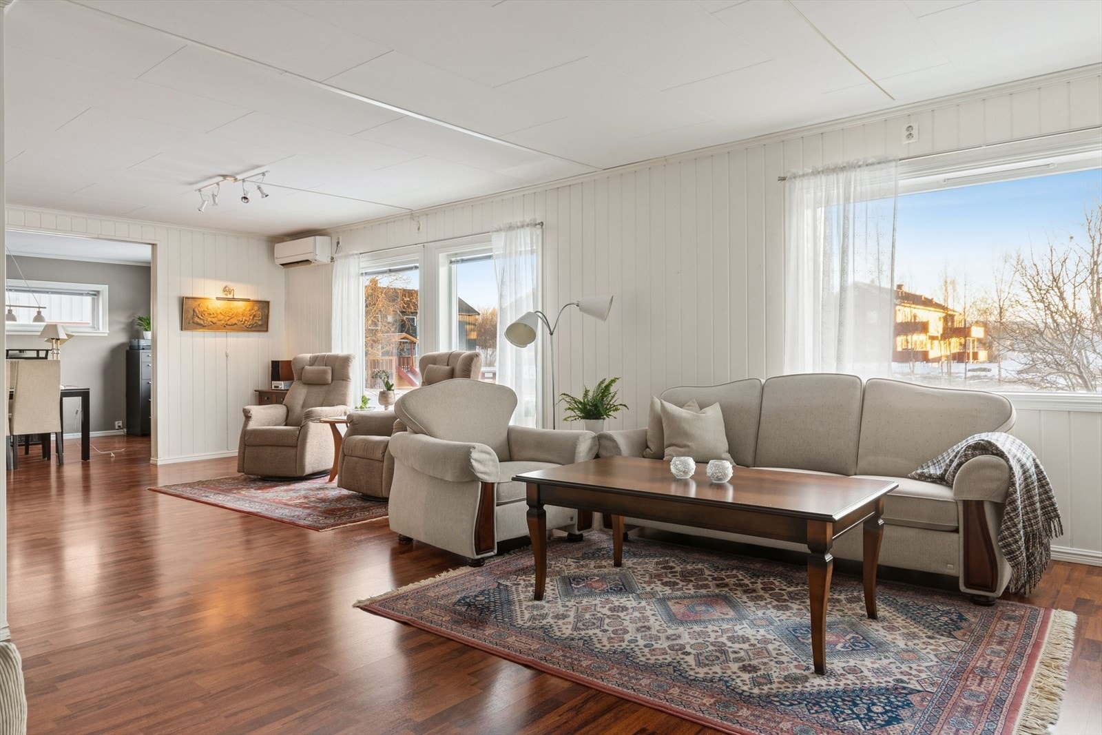 Et stort og lyst oppholdsrom ypperlig for sosiale sammenkomster. Galleribilde