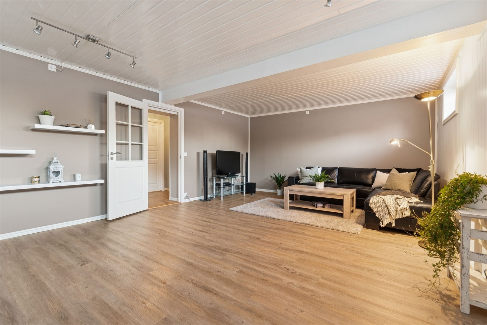 Et allsidig rom som enkelt kan innredes etter behov - enten som TV-stue, lekerom eller hjemmekontor. Galleribilde