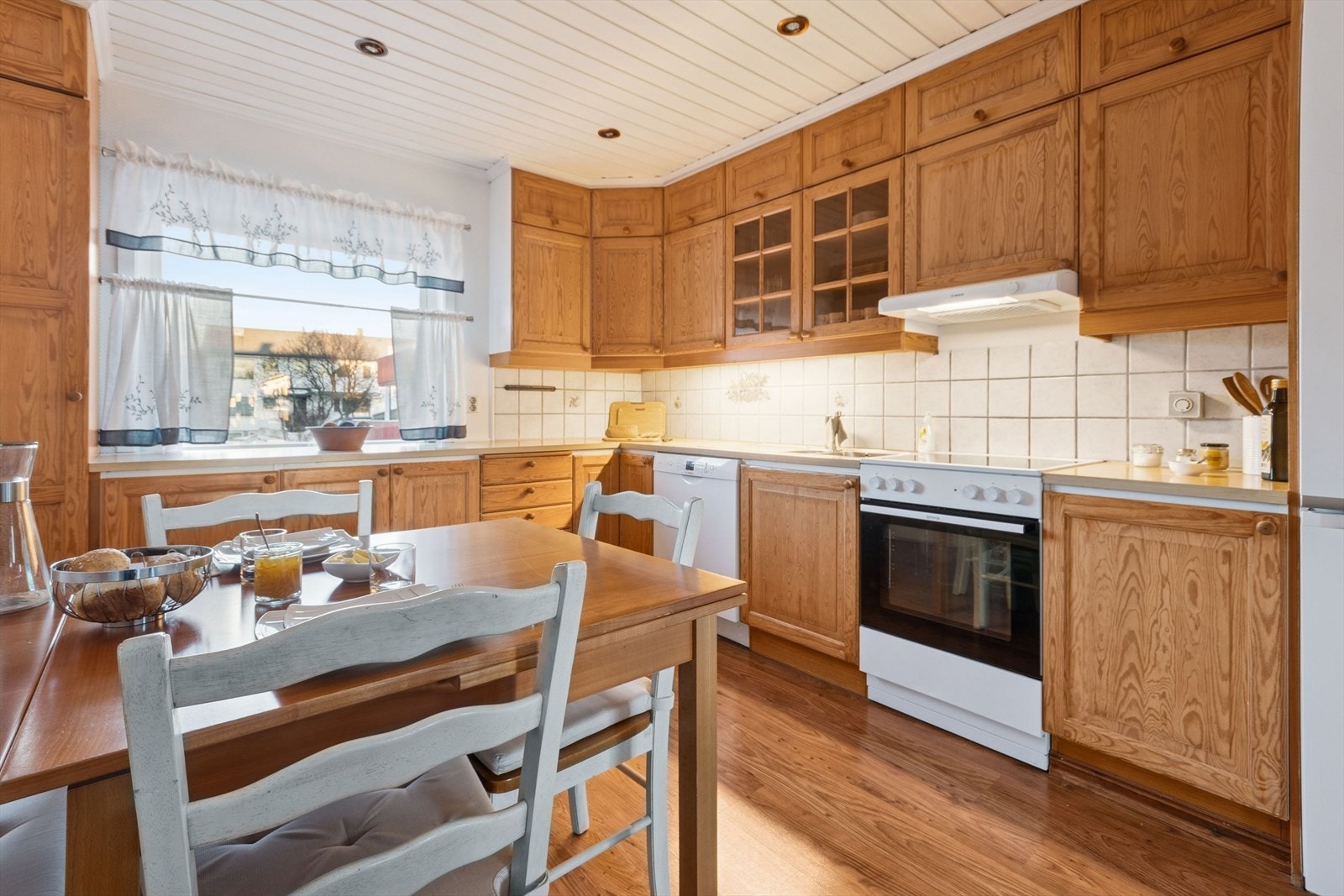 Kjøkkenet har innredning med profilerte fronter og benkeplate i laminat. Galleribilde