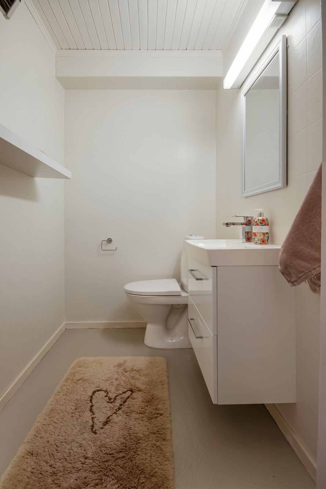 I kjelleren er et praktisk toalettrom med gulvstående toalett og servantskap med vask. Galleribilde