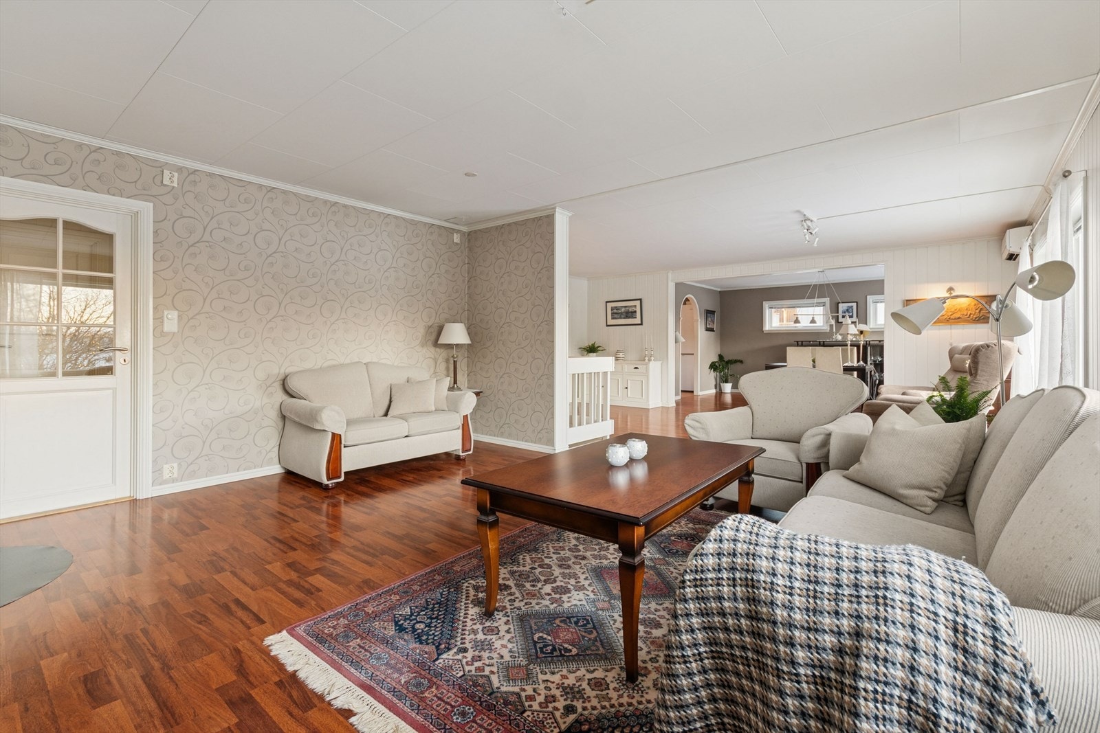 I stuen finnes både vedovn og varmepumpe. Galleribilde