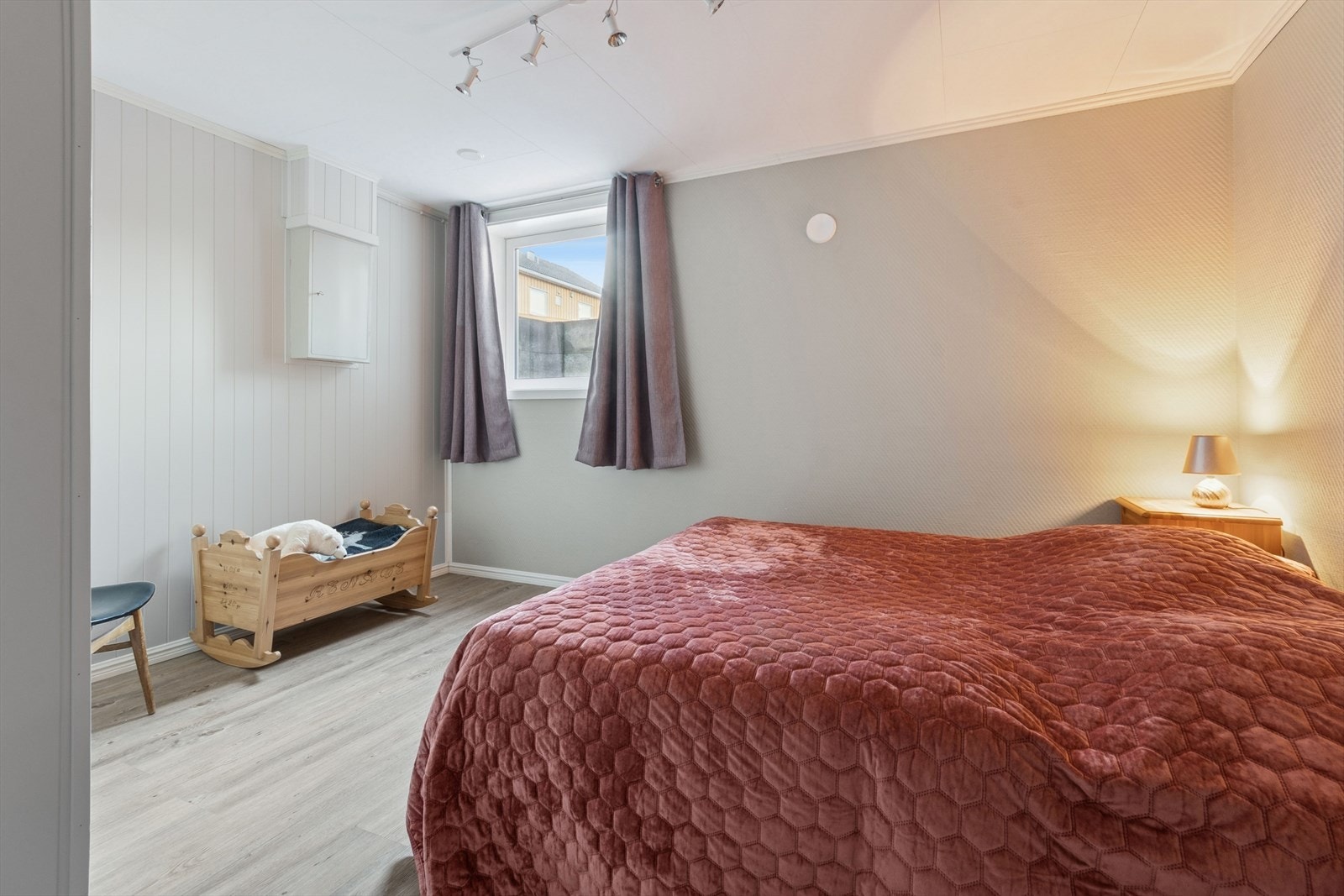 Soverom nr. 3 ligger i leilighetens kjelleretasje. Galleribilde