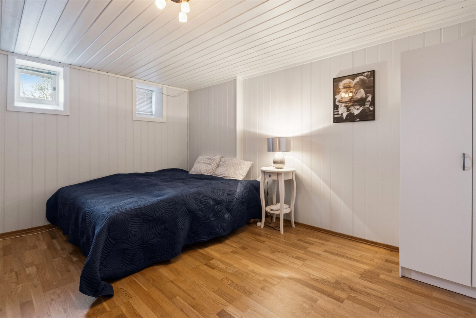 Tilleggsdel (bod) innredet som soverom - ikke bruksendret eller godkjent som rom for varig opphold. Se punkt "Ferdigattest". Galleribilde
