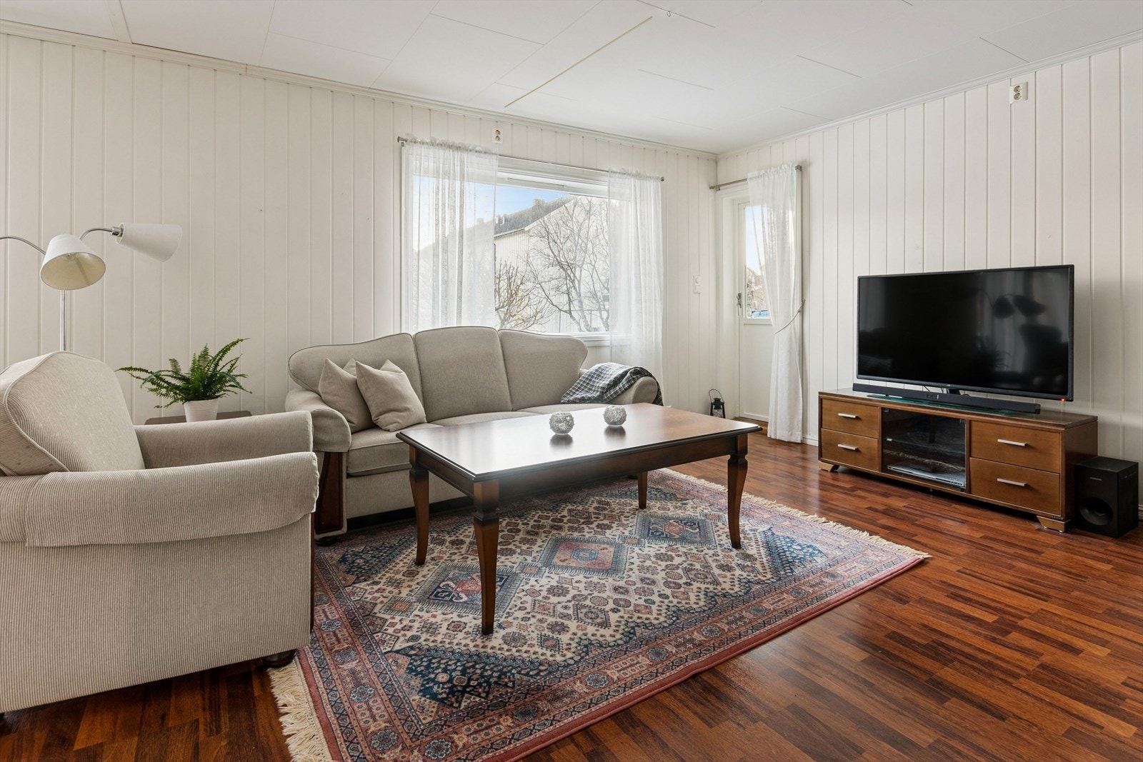 Fra stuen er det utgang til leilighetens terrasse. Galleribilde