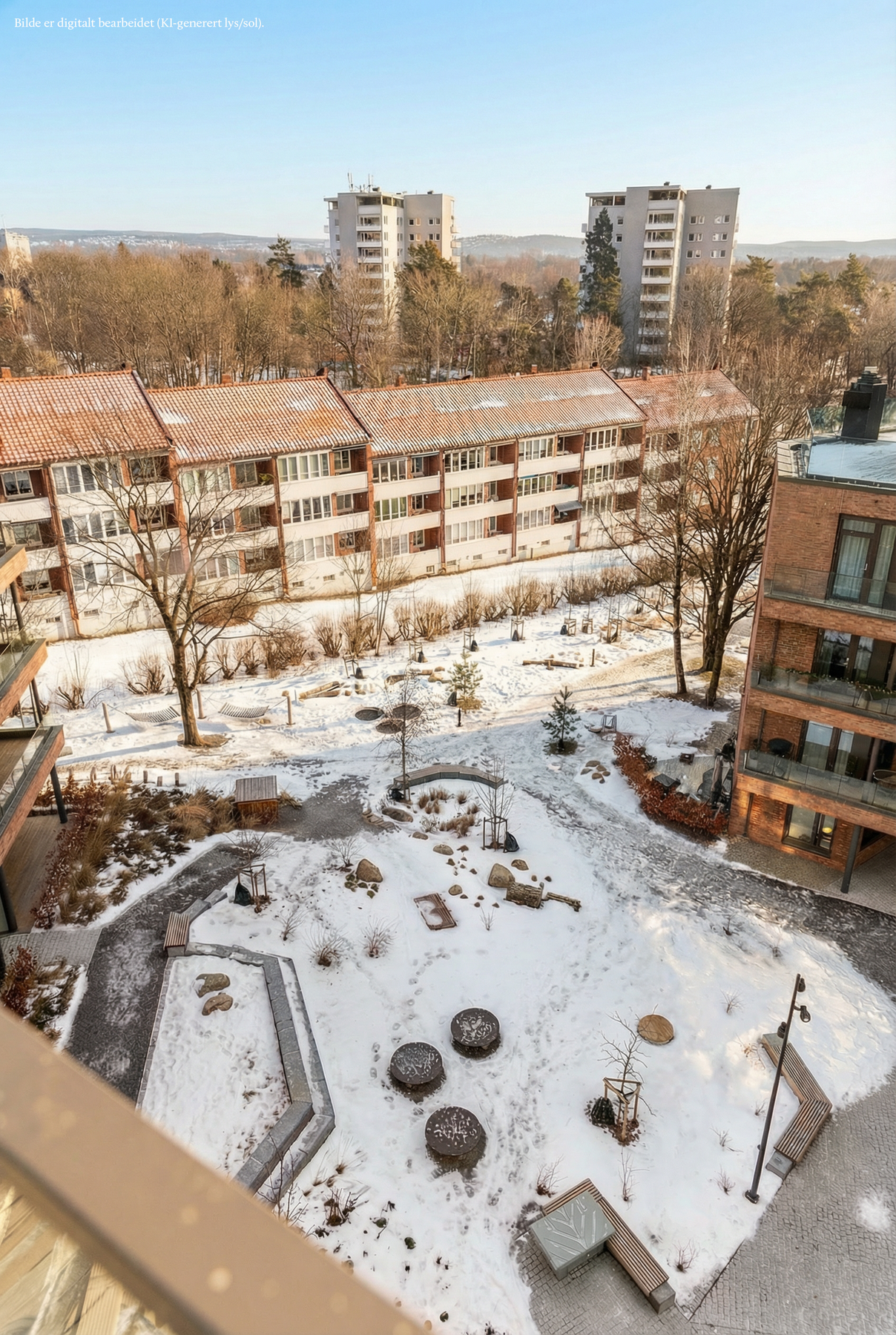 Byggene rammer inn et felles tun med åpning i alle himmelretninger. Dette gir sollys og ivaretar naturlige gangstier over tomten. Galleribilde