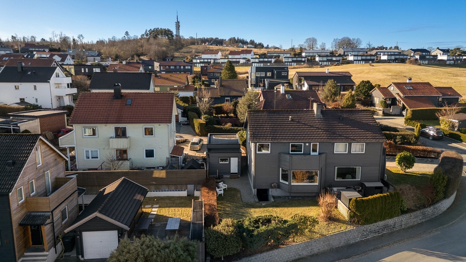 Boligen ligger i Ullandhaugskråningen og har kort vei til de fine turområdene i Sørmarka. Galleribilde