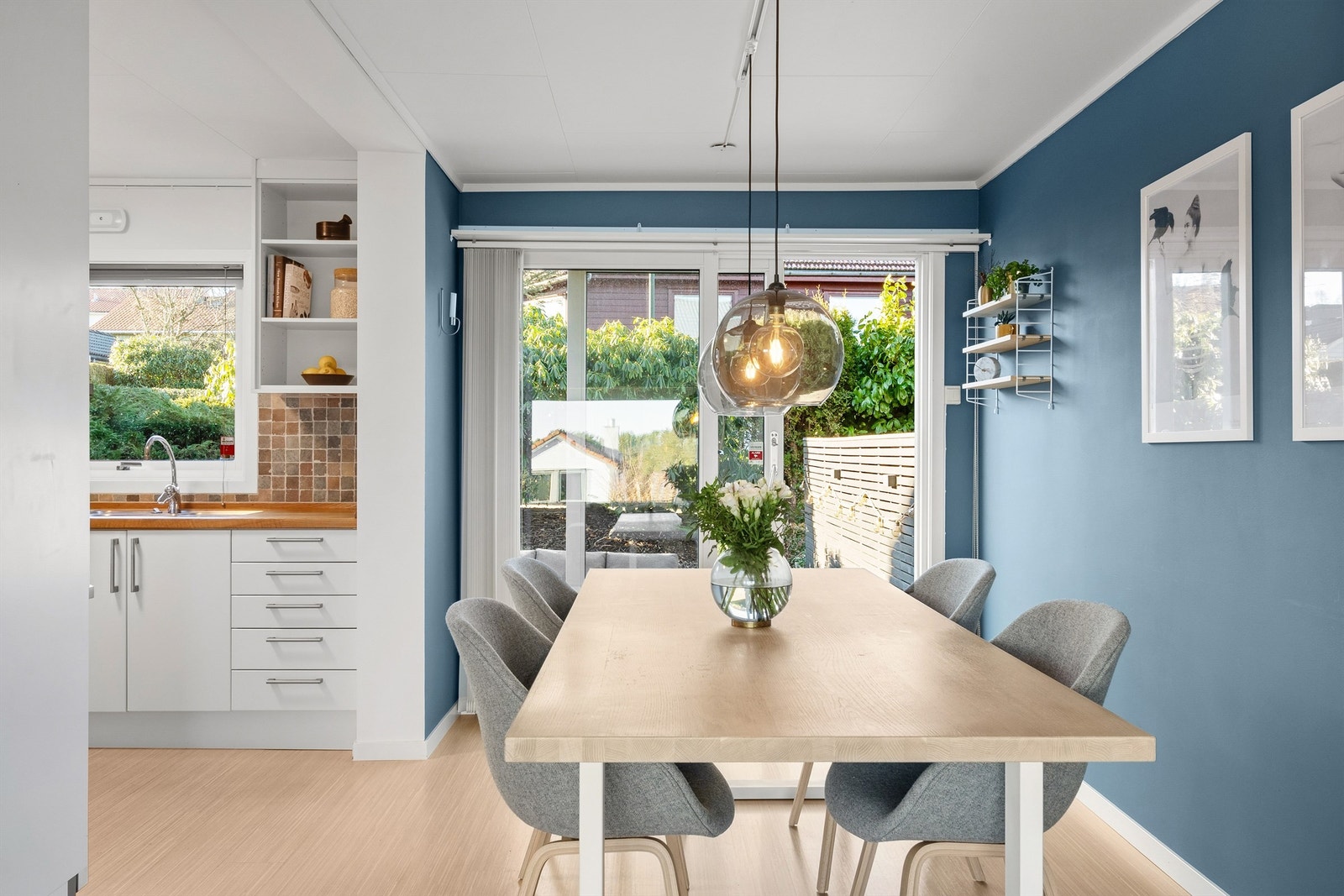 God plass til stort spisebord. Trapp ned til kjeller fra kjøkken. Galleribilde