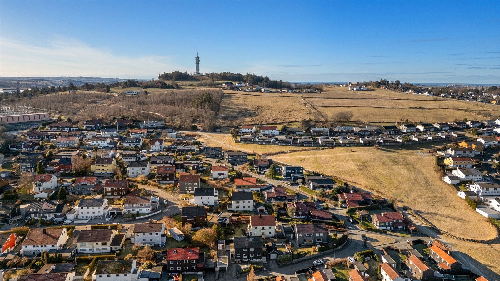 Vertikaldelt tomannsbolig med rolig og fin beliggenhet i Ullandhaugskråningen, og med flott utsikt fra flere rom. Galleribilde