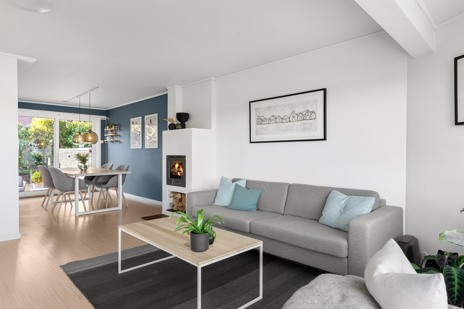 Direkte utgang fra stue og kjøkken til sør-vestvendt terrasse. Galleribilde