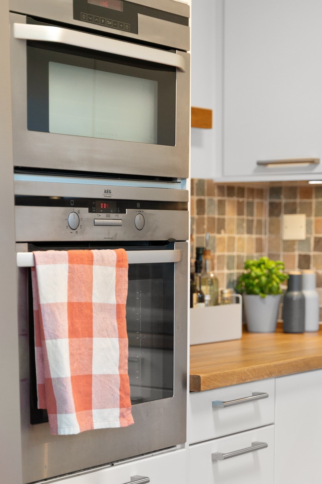 Integrerte hvitevarer som 2 stk stekeovner, koketopp, oppvaskmaskin, medfølger handelen. Galleribilde