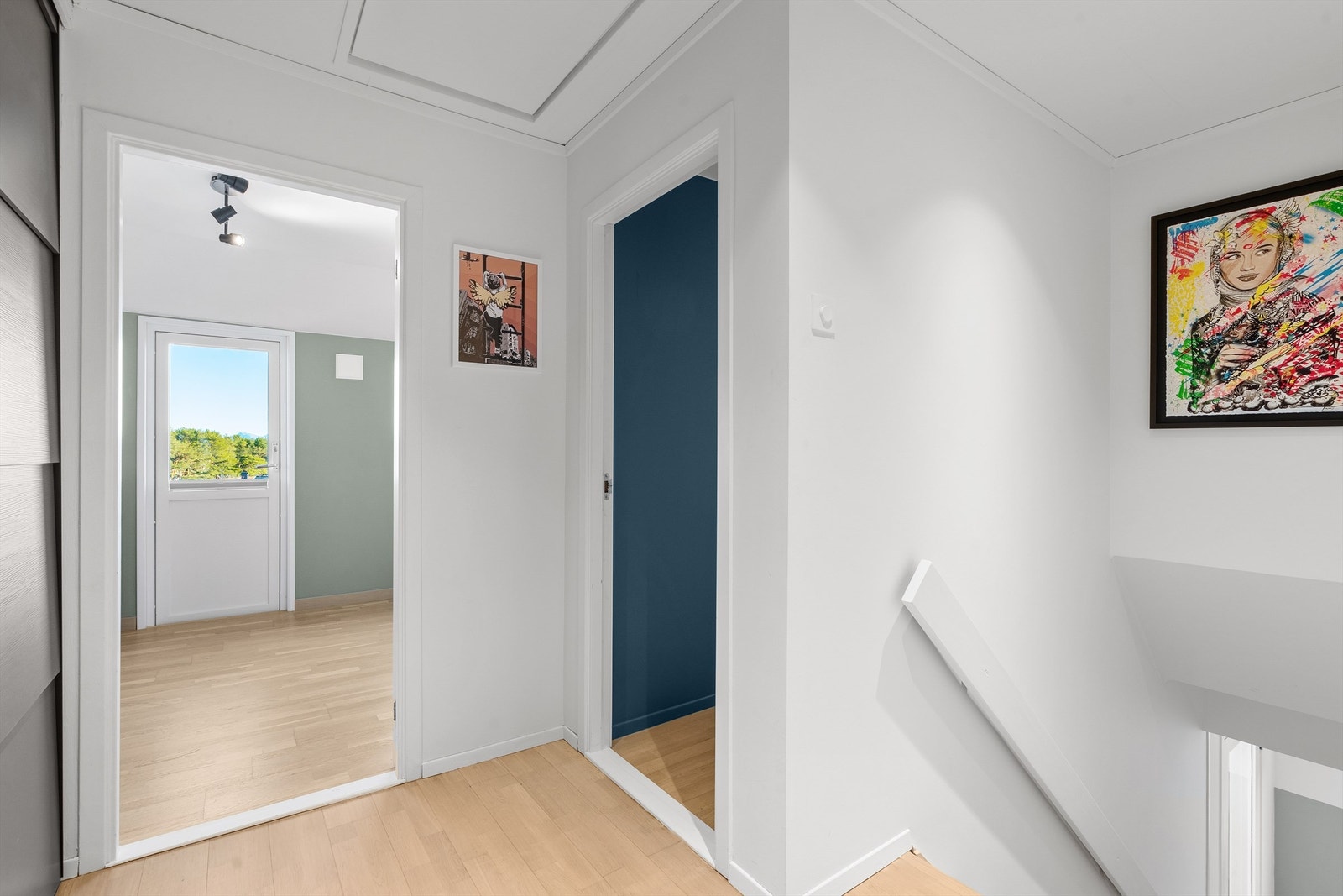 I 2.etg finner man 3 soverom av god størrelse, gang med romslig skyvedørsgarderobe og lekkert bad, som ble renovert i 2020. Loftsluke til loft med god takhøyde og god lagringsplass. Det er også romslig skyvedørsgarderobe med lagring i gang. Galleribilde