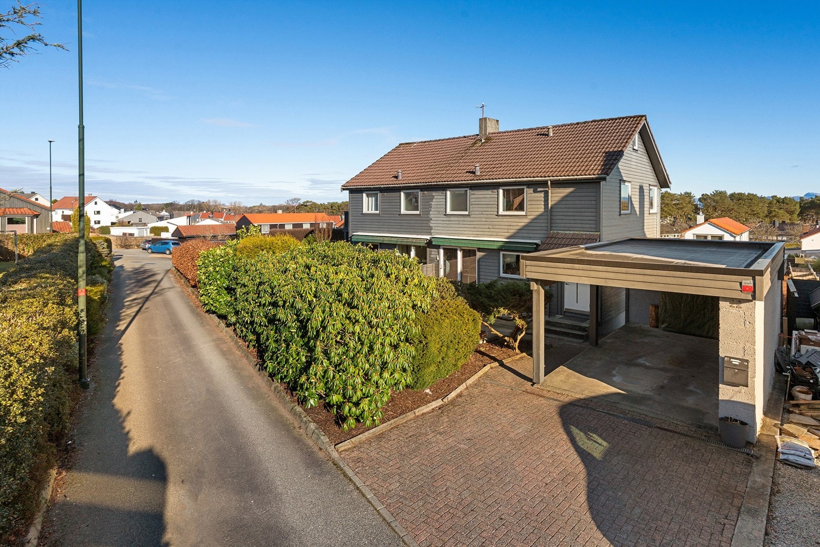 I carport er det montert elbil-lader. Galleribilde