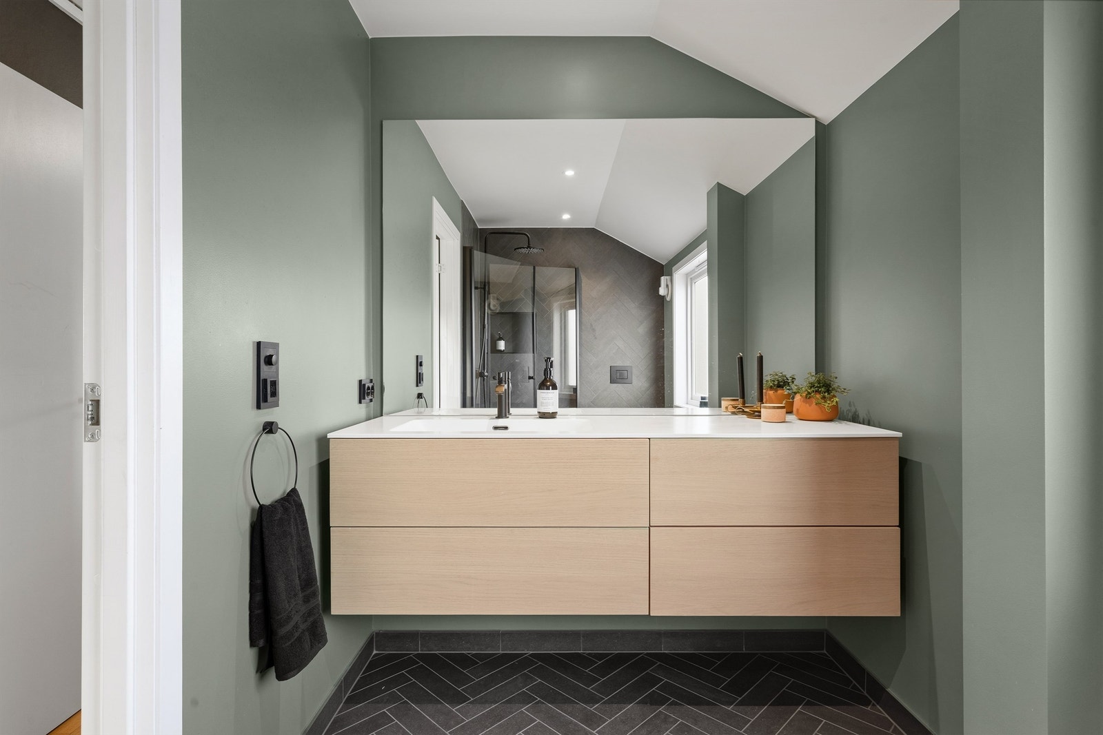 Et av boligens 2 bad, er et lekkert bad med fliser på gulv og i dusjsone, som var totalrenovert i 2020 av fagfolk, men unntak av at vann og avløp fra kjeller opp til bad, som ikke er byttet. Galleribilde