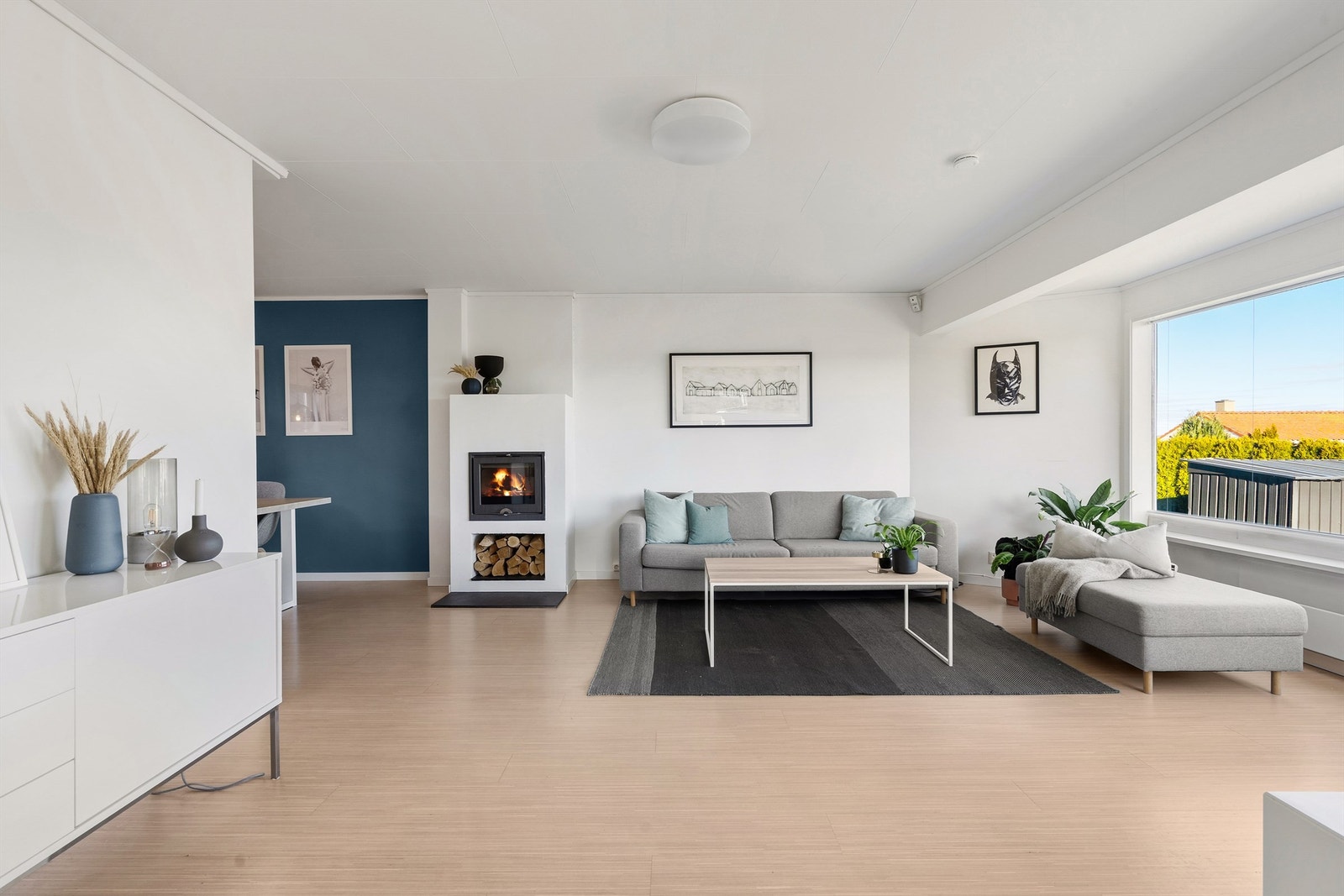 Delvis åpen løsning stue mot kjøkken. Flott peis som kan ses fra begge rom. Galleribilde