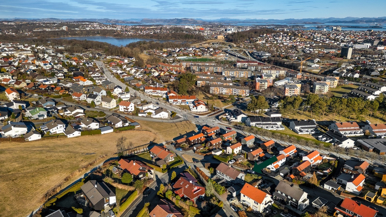 Fra boligen er det gåavstand til de fine turområdene i Sørmarka, Mosvannet og Vannassen, samt Hillevåg med Kilden og shoppingmuligheter. Stavanger sentrum er også i umiddelbar nærhet. Galleribilde