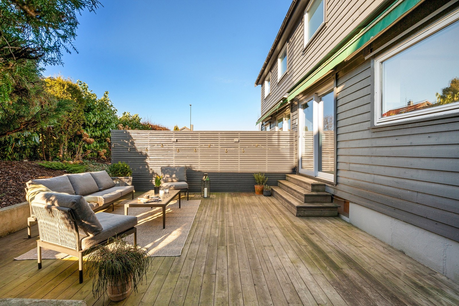 Skjermet sør-vestvendt og skjermet terrasse med gode solforhold. Galleribilde