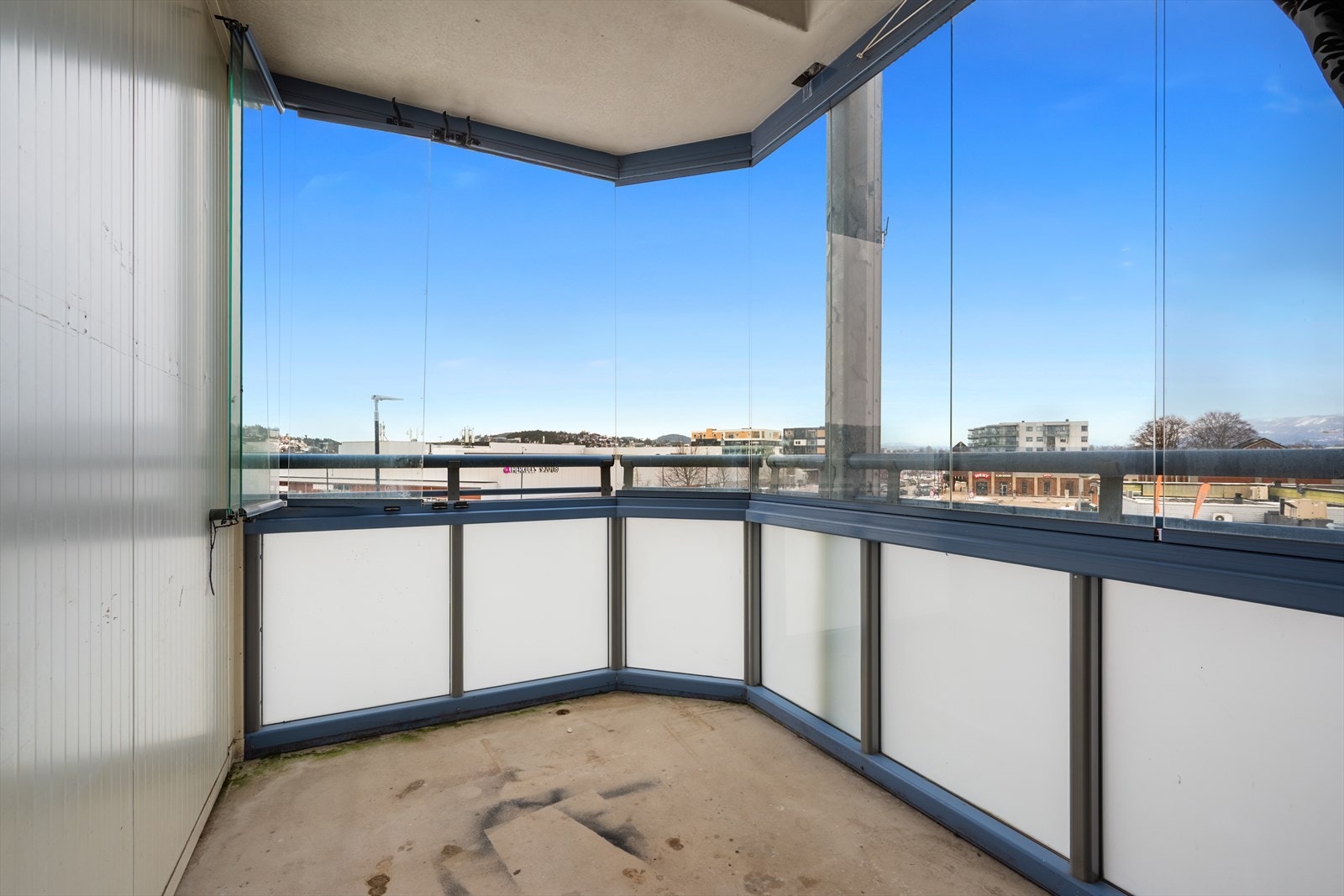 Innglasset vestvendt balkong Galleribilde