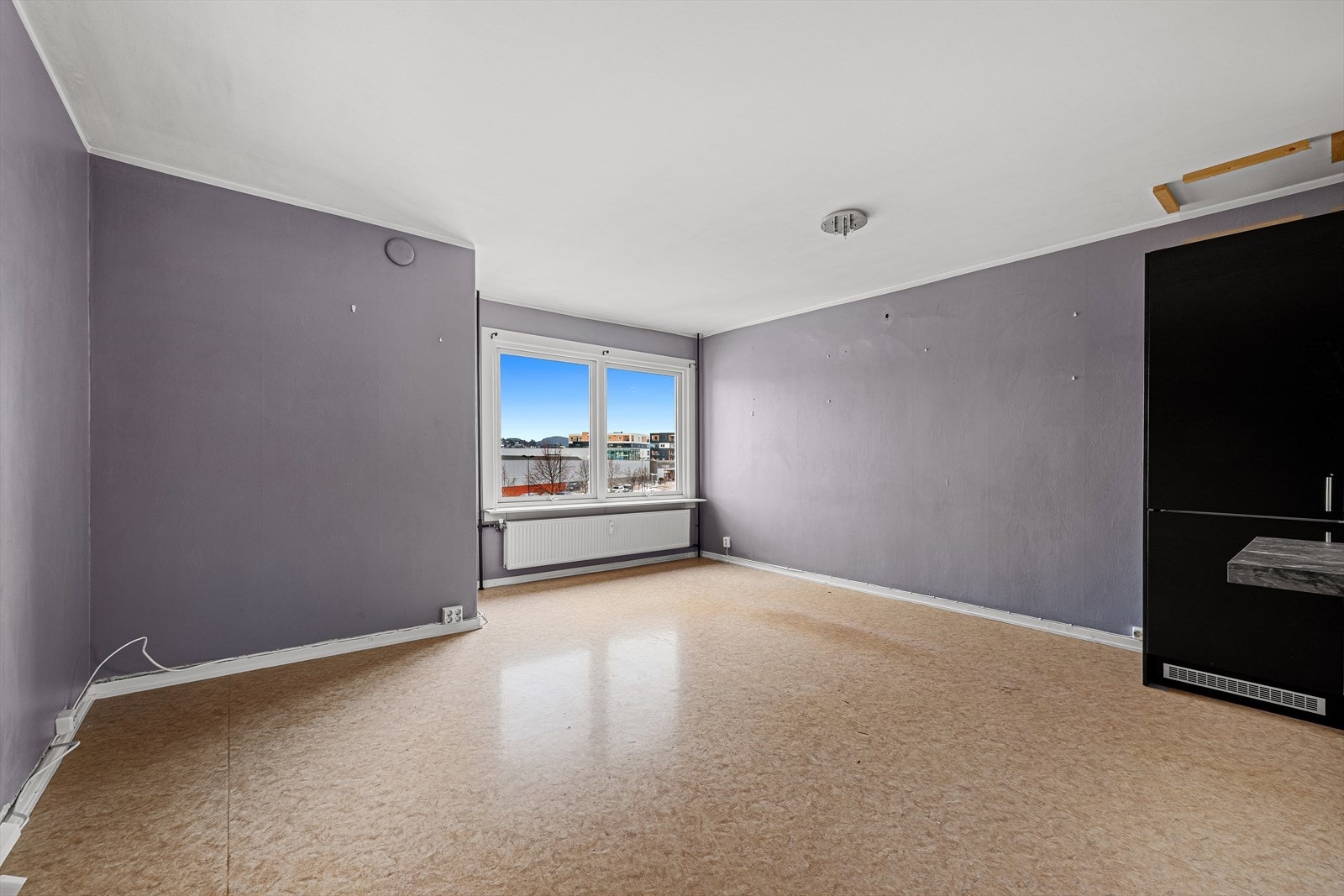 Boligen har åpen kjøkken og stue løsning Galleribilde