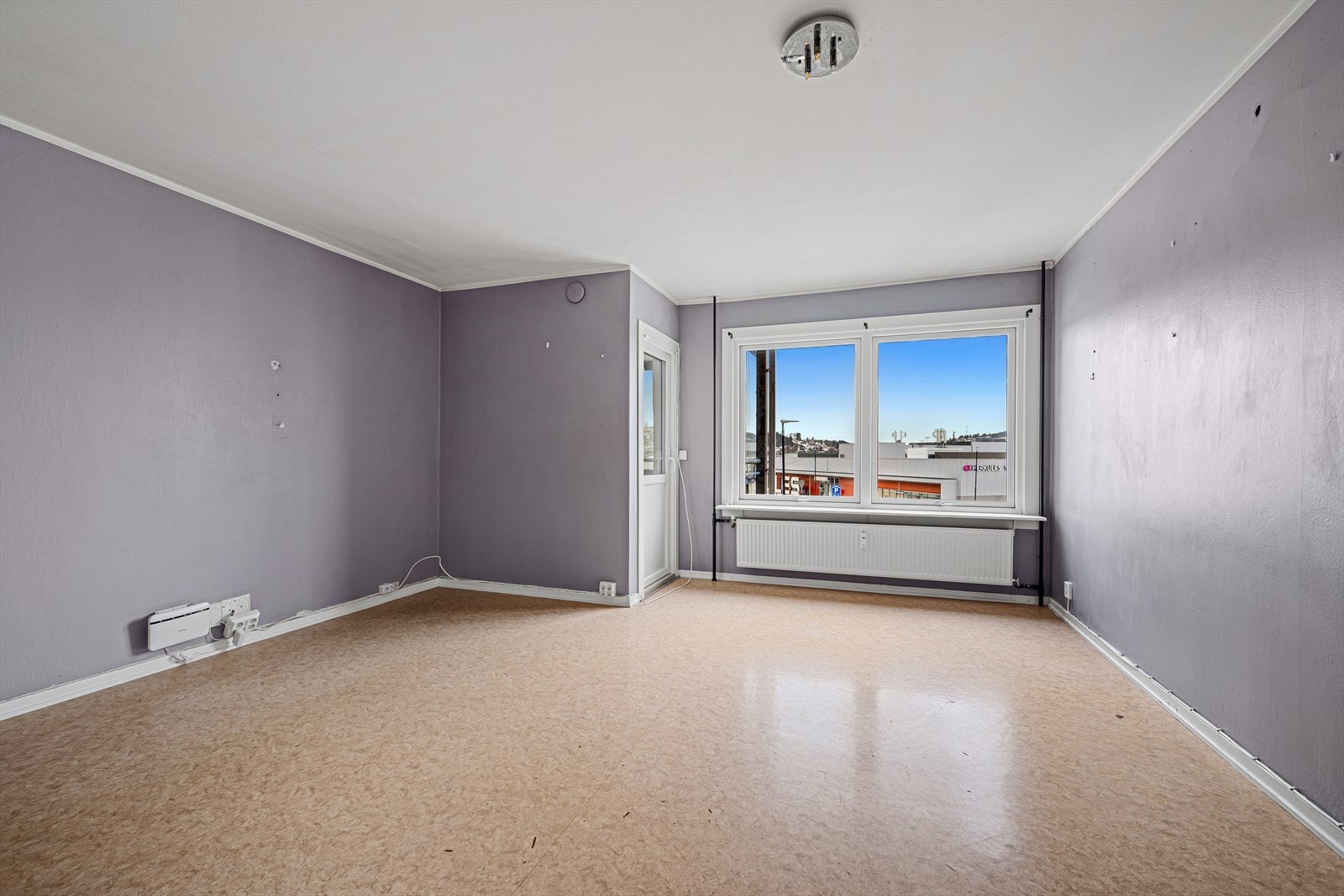 Det er utgang fra stuen til innglasset balkong Galleribilde