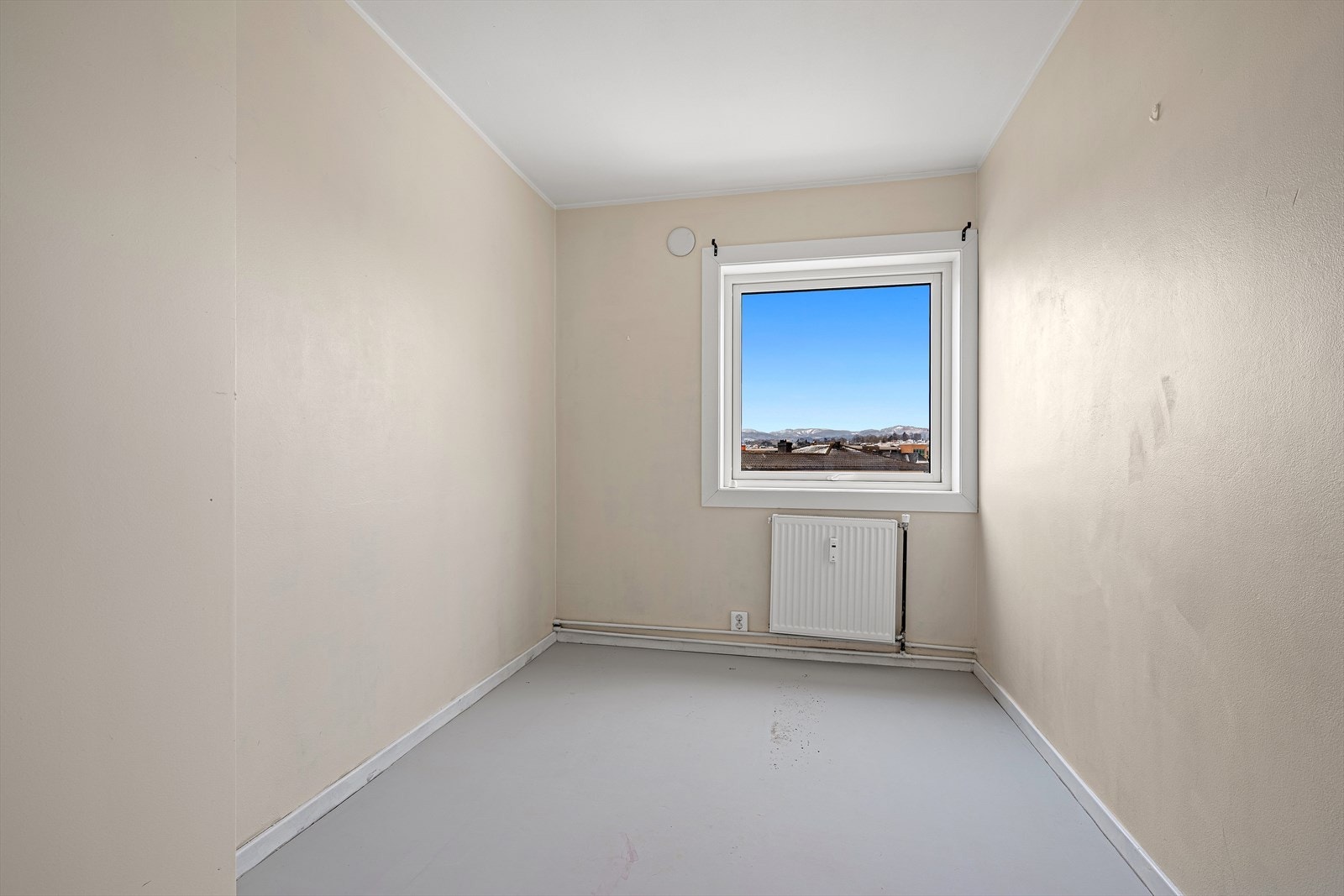 En bred enkeltseng får plass i dette soverommet Galleribilde