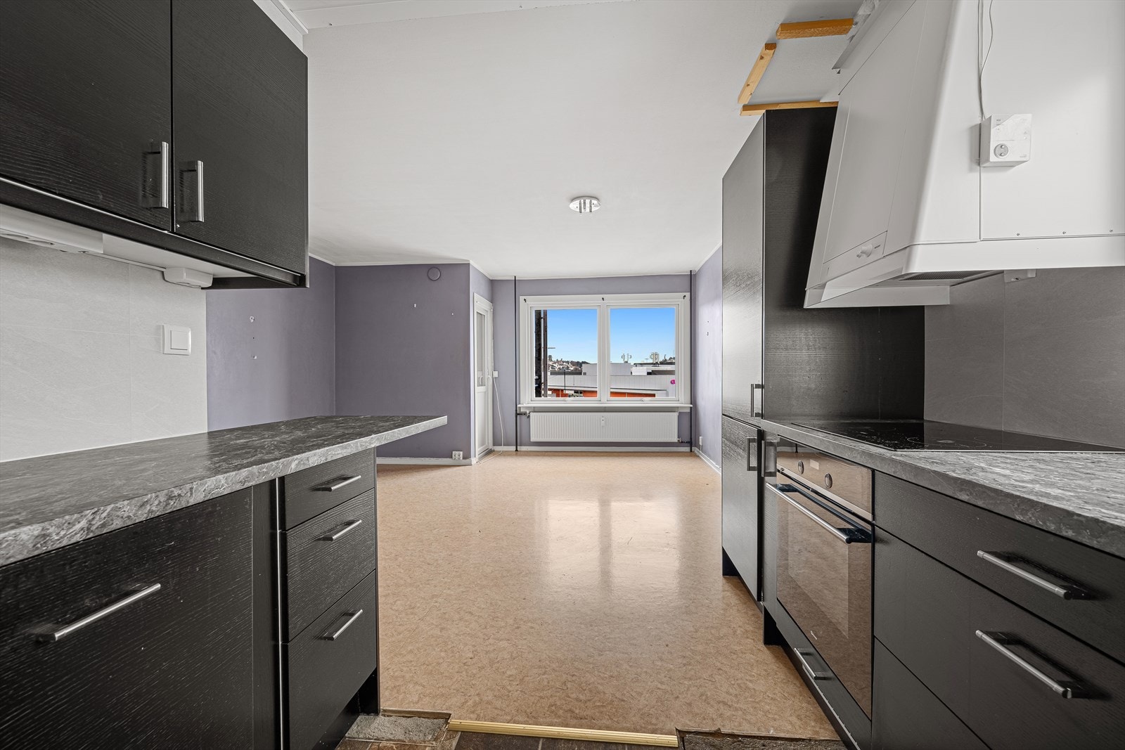 Kjøkken med hvitevarer som medfølger - av eldre og ukjent dato Galleribilde