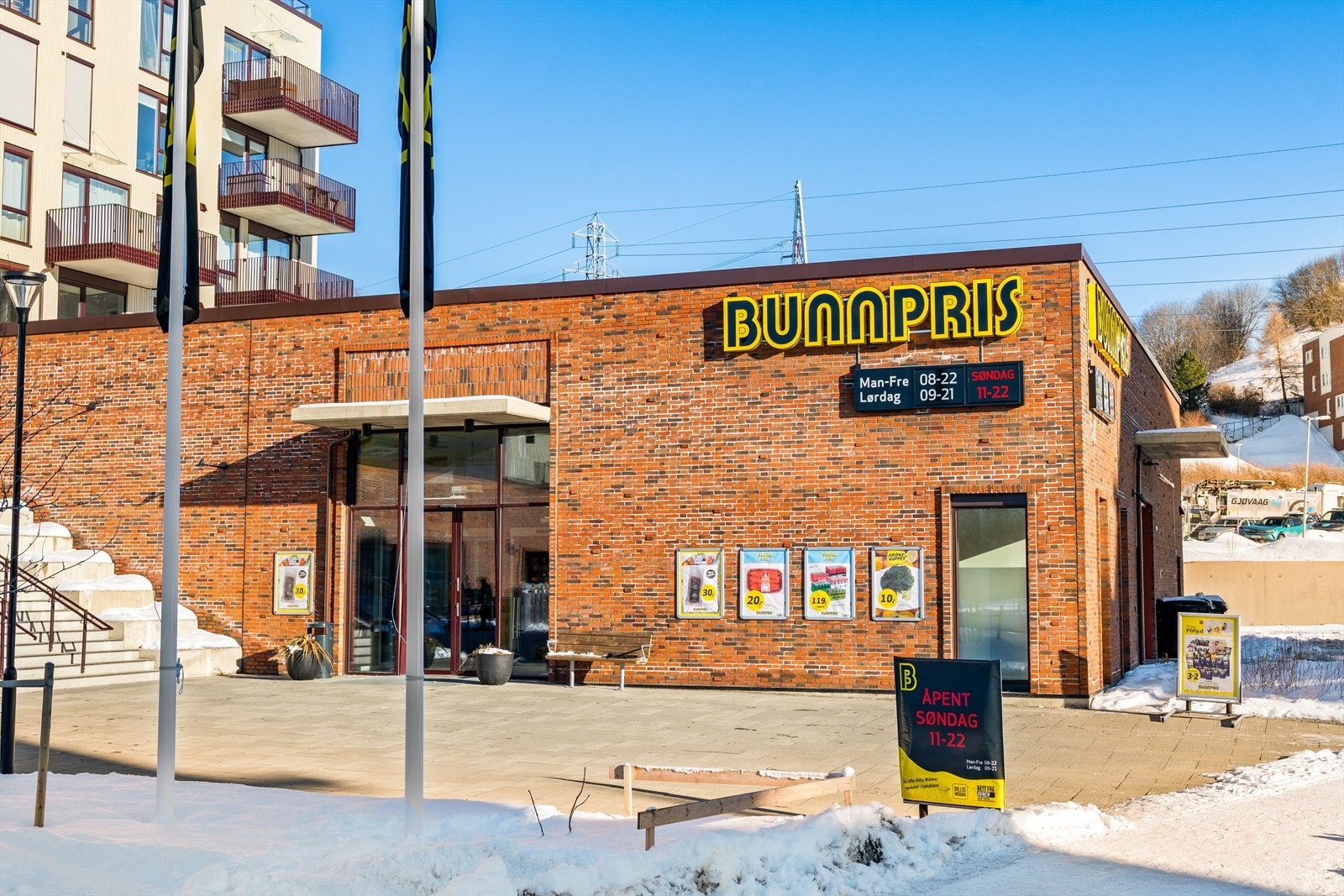 Nærmeste dagligvarebutikk er Bunnpris Vestlia med søndagsåpen butikk. Galleribilde