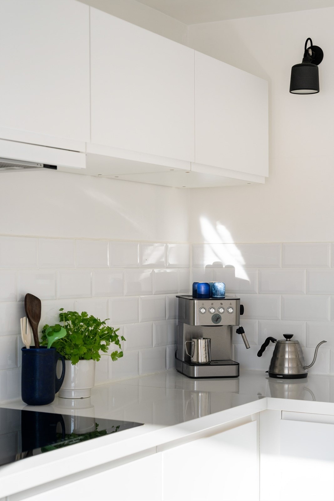 Her er det rikelig med lagringsplass og god arbeidsflate langs kjøkkenbenken. Galleribilde