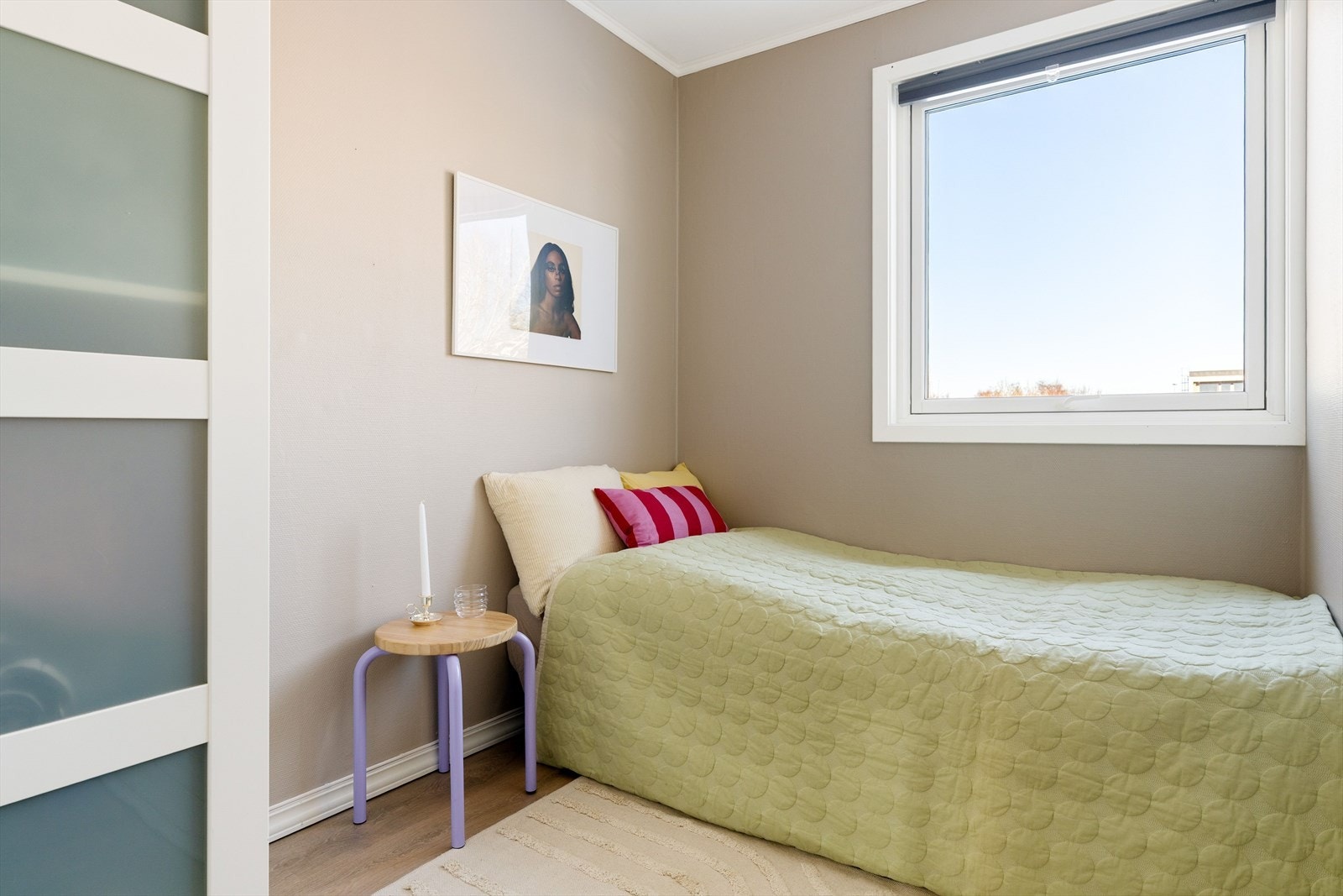 Dagens to soverom er opprinnelig benevnt som ett stort soverom og loft på tegninger fra kommunalt arkiv. Galleribilde