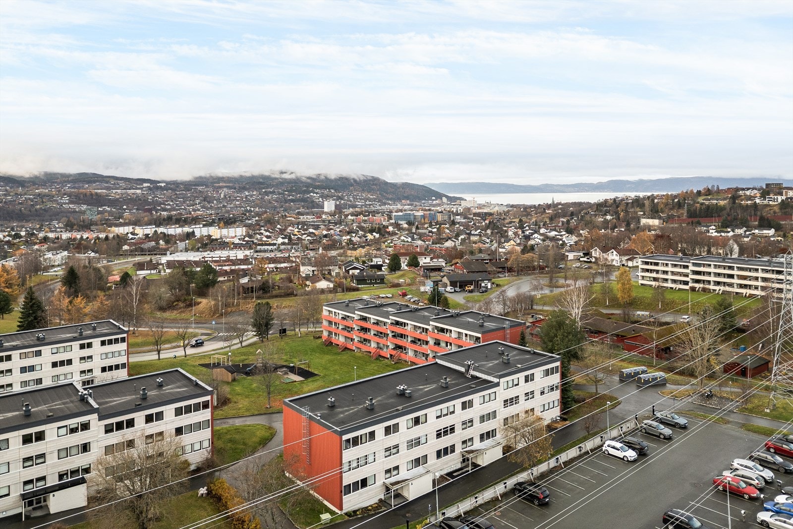På sommerstid kan man benytte seg av frodige grøntområder, lekeplasser, gapahuk og ballbinge. Galleribilde