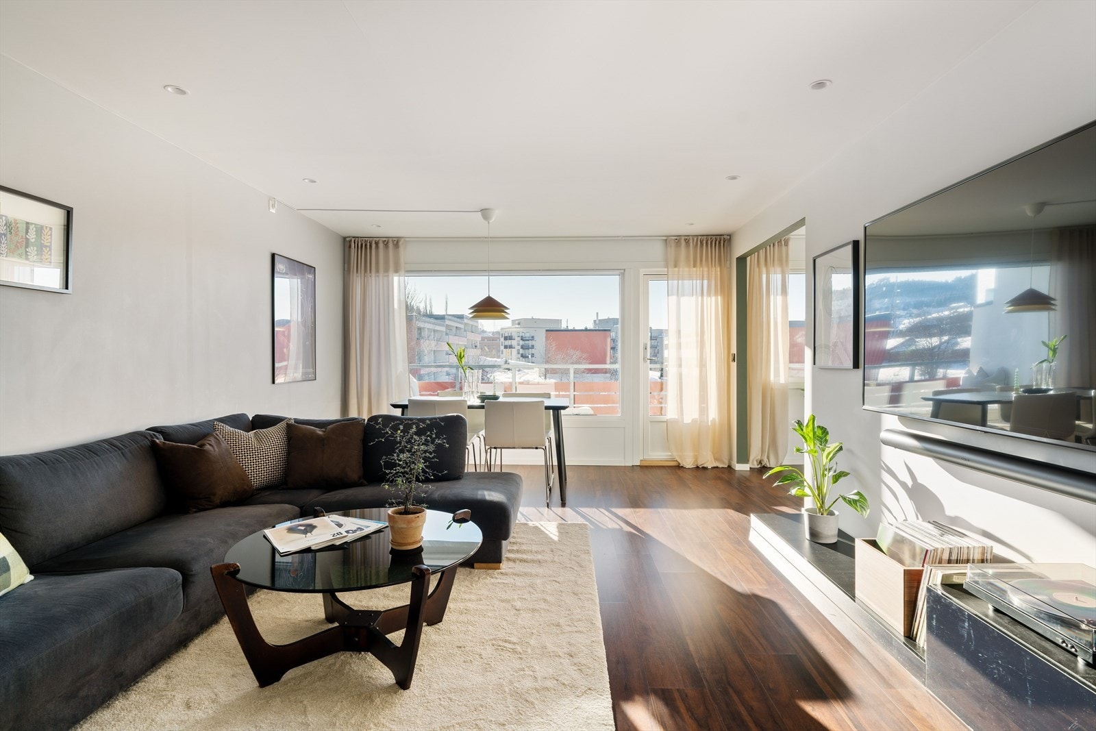 På stuen er det opplegg for kabel-tv og internett, som er inkludert i de månedlige felleskostnadene. Galleribilde